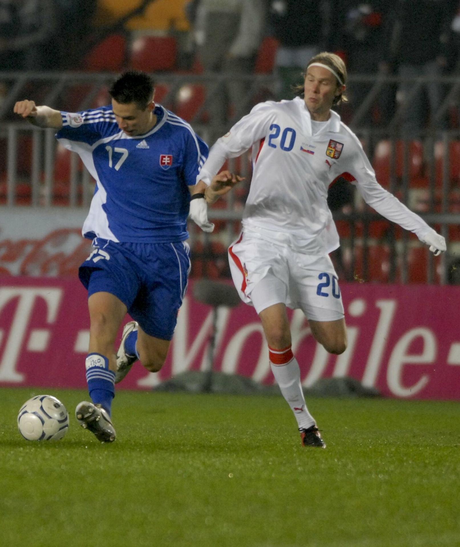 Marek Hamšík v súboji so Slavom Plašilom v zápase futbalovej kvalifikačnej D skupine na EURO 2008 medzi domácim Českom a Slovens
