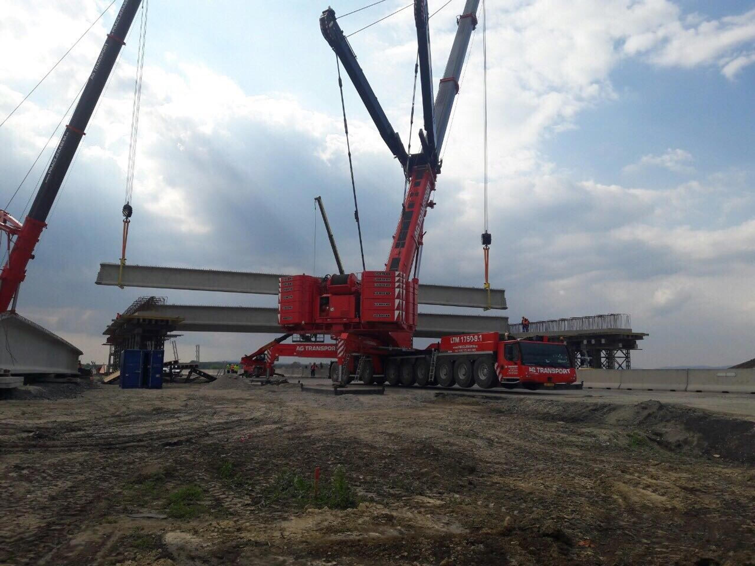 Výstavba nadjazdu nad D1 pri obci Blatné.