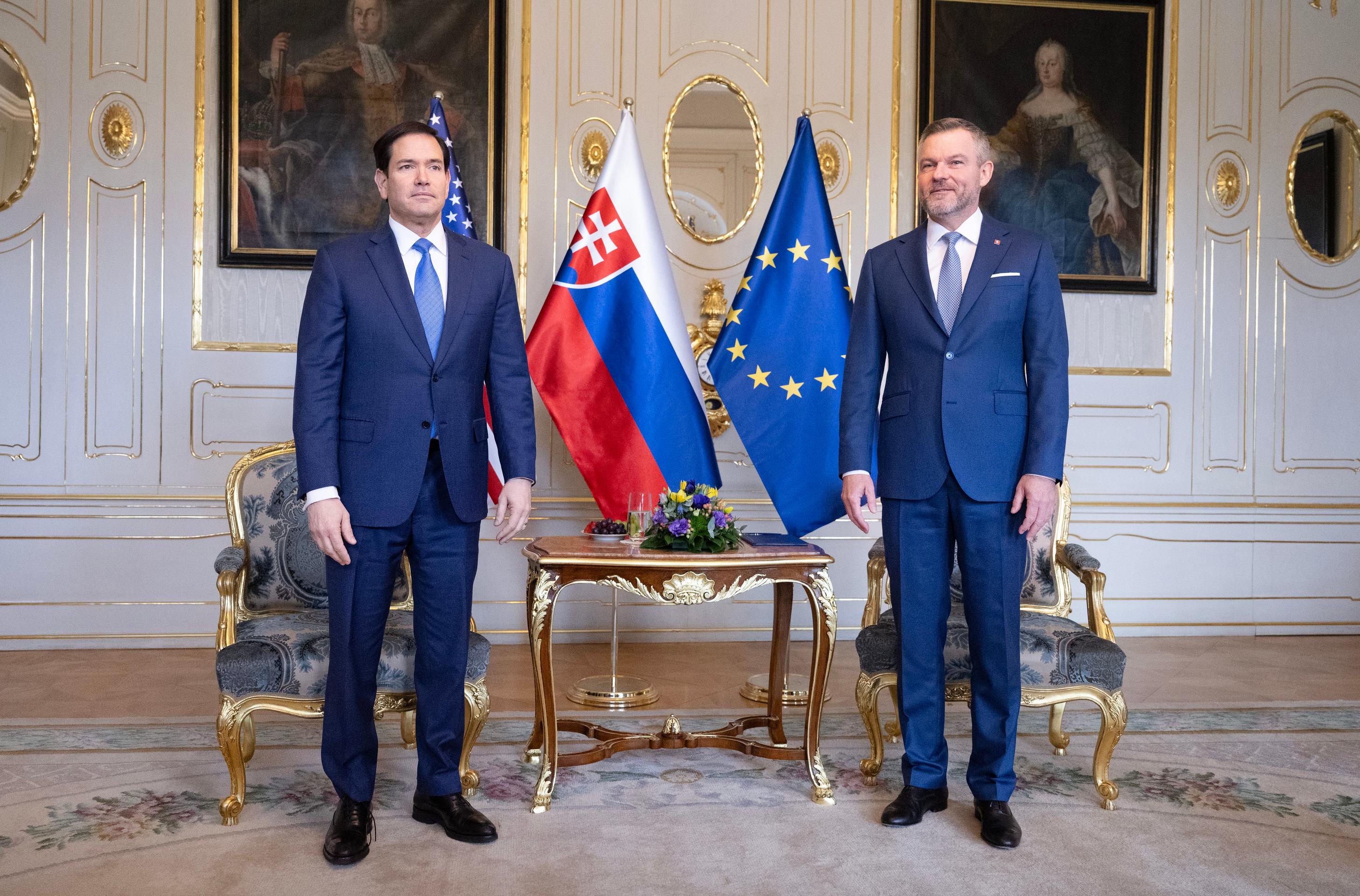 Prezident SR Peter Pellegrini (vpravo) a americký minister zahraničných vecí Marco Rubio (vľavo) počas prijatia v Prezidentskom paláci.