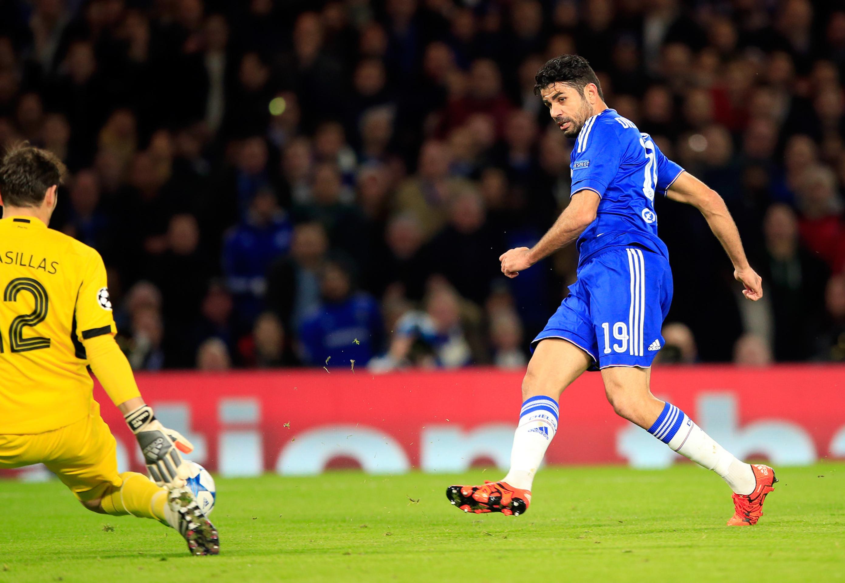 Na snímke Brankár Porta Iker Casillas chytá strelu hráča Chelsea Diega Costu