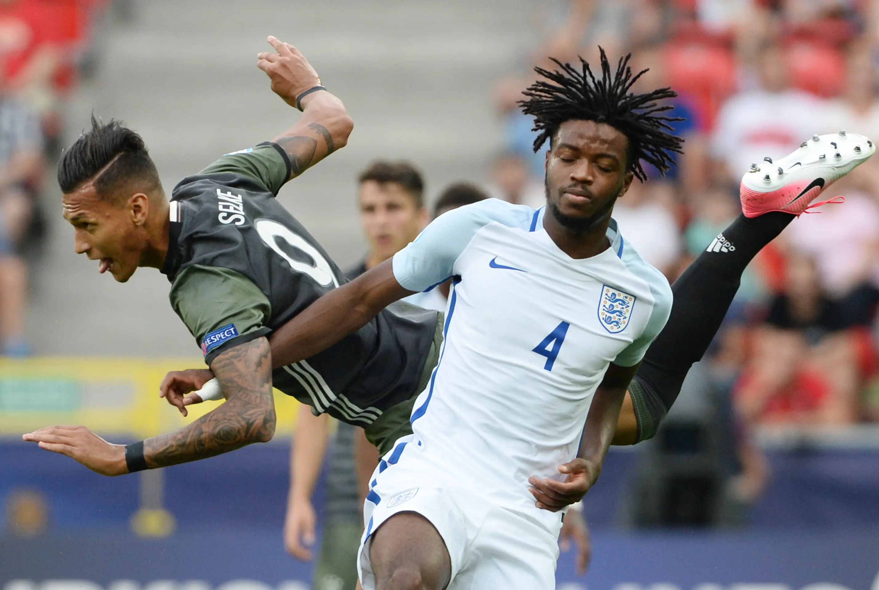 V zaujímavej momentke Nemec Davie Selke (vľavo) a Angličan Nathaniel Chalobah v semifinále ME 21.