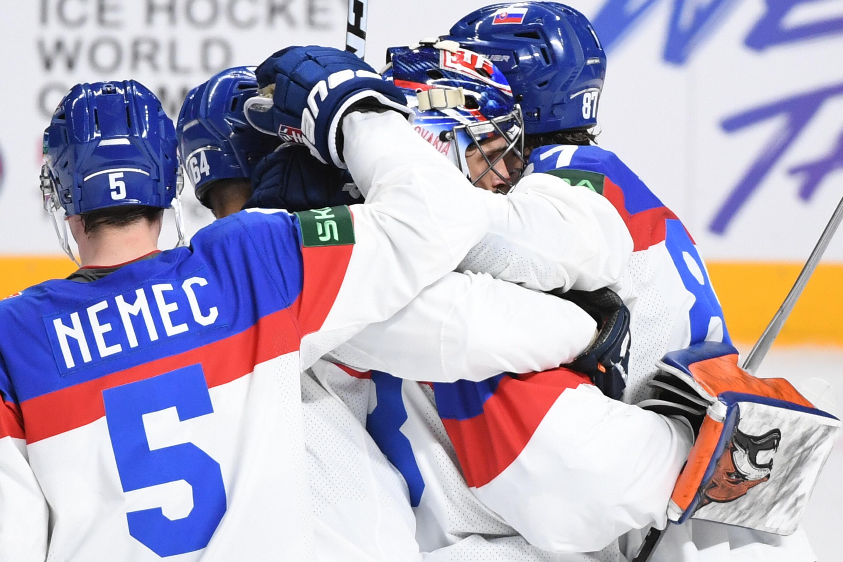 Na snímke hráči Slovenska sa tešia z víťazstva