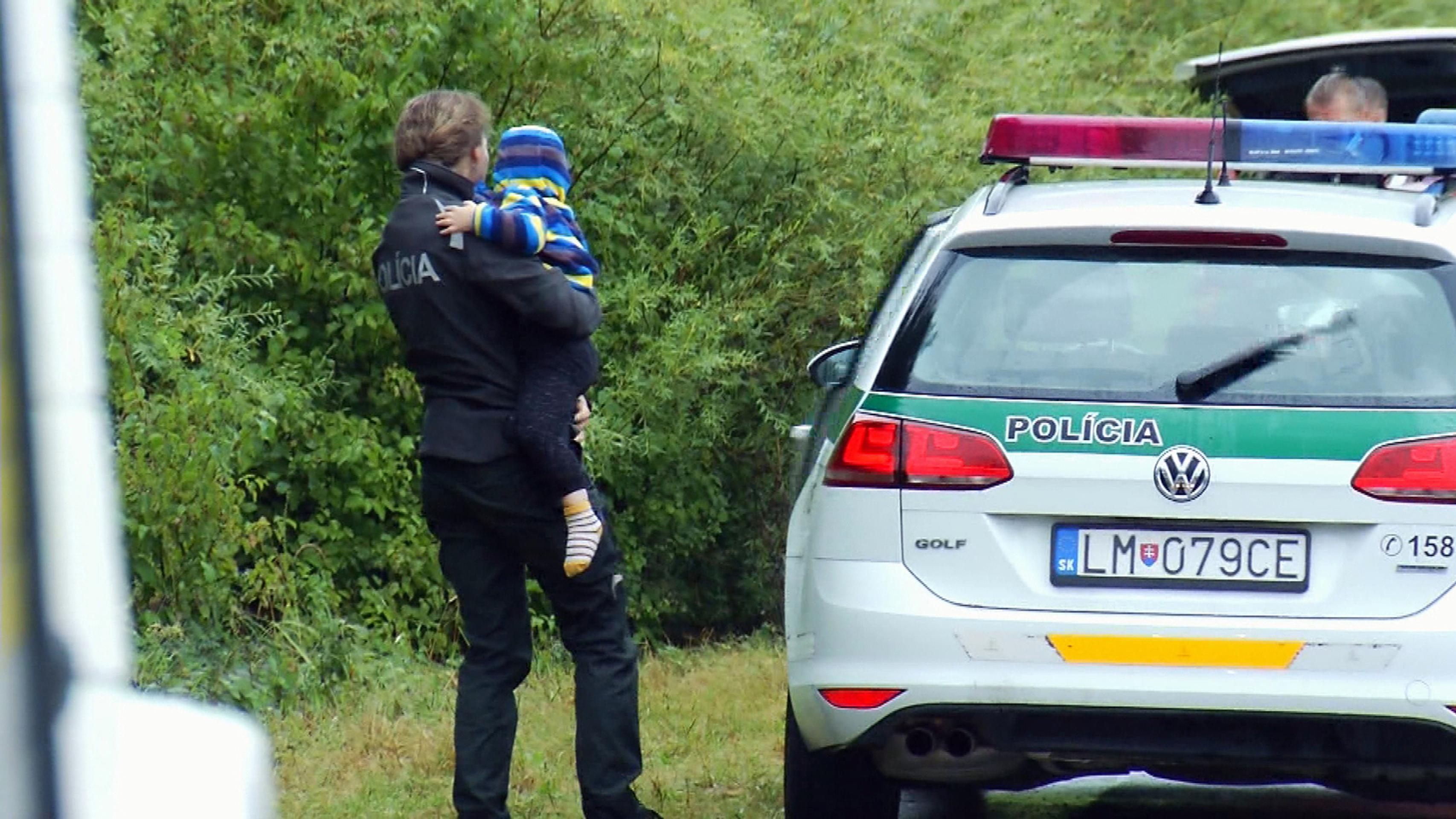 Hasiči vyslobodzujú muža.