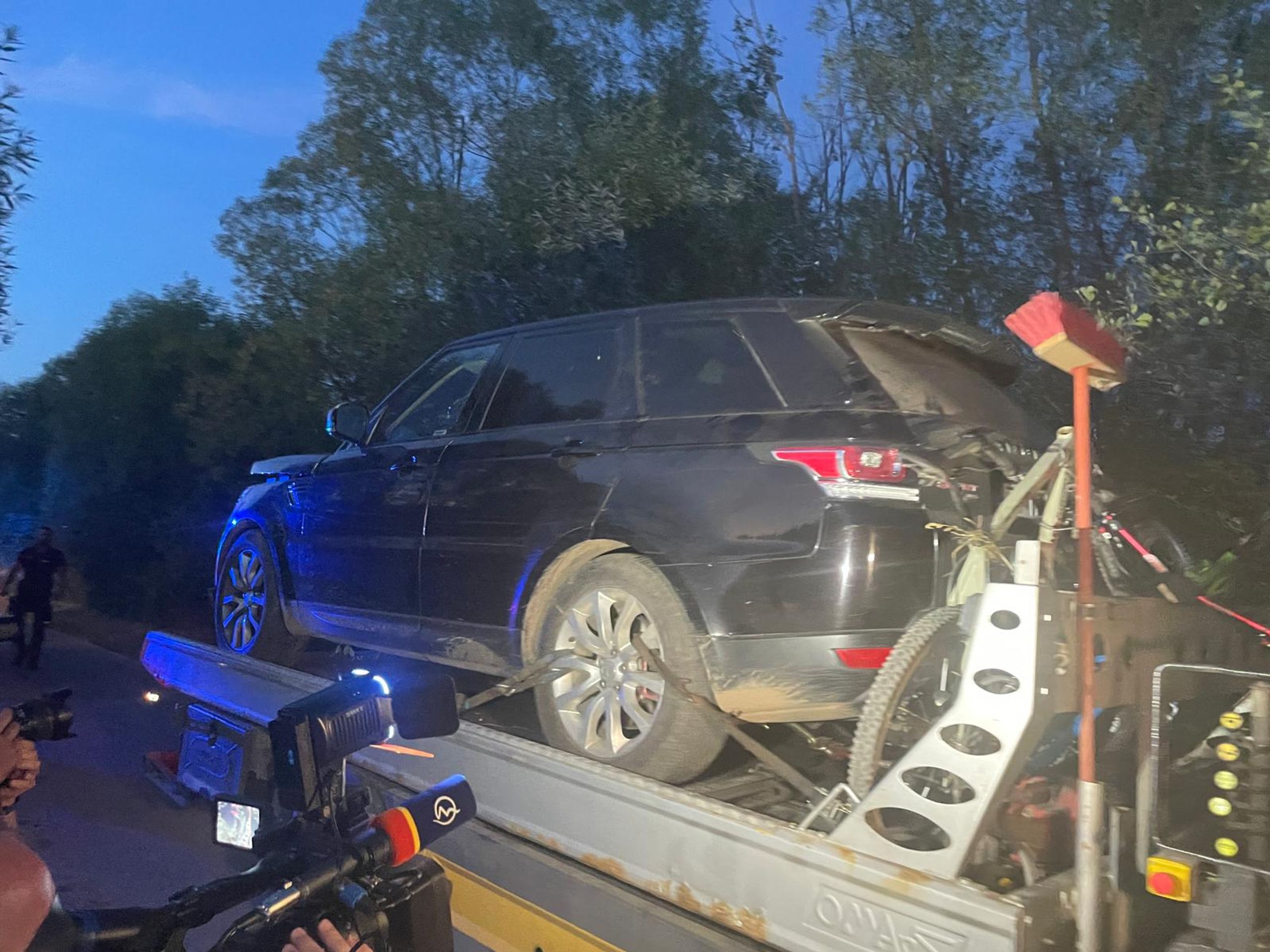 Odťahová služba odváža auto z miesta činu