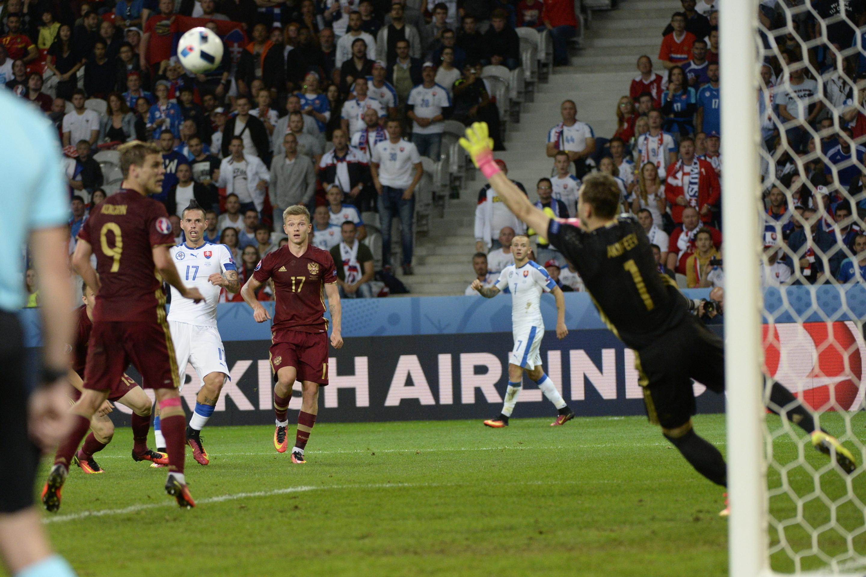 Hamšíkova presná strela sa odrazila od tyče do brány.