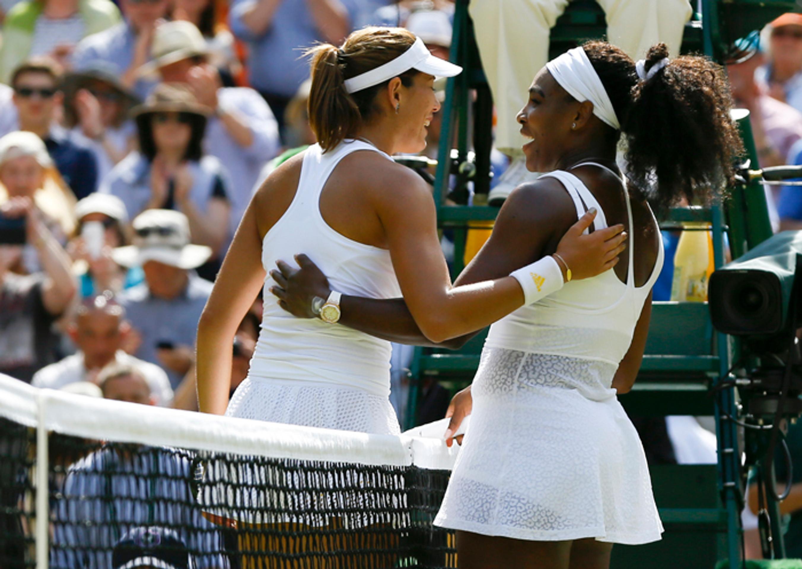 Objatie po finále Wimbledonu - Garbine Muguruzová Blancová a Serena Williamsová. 