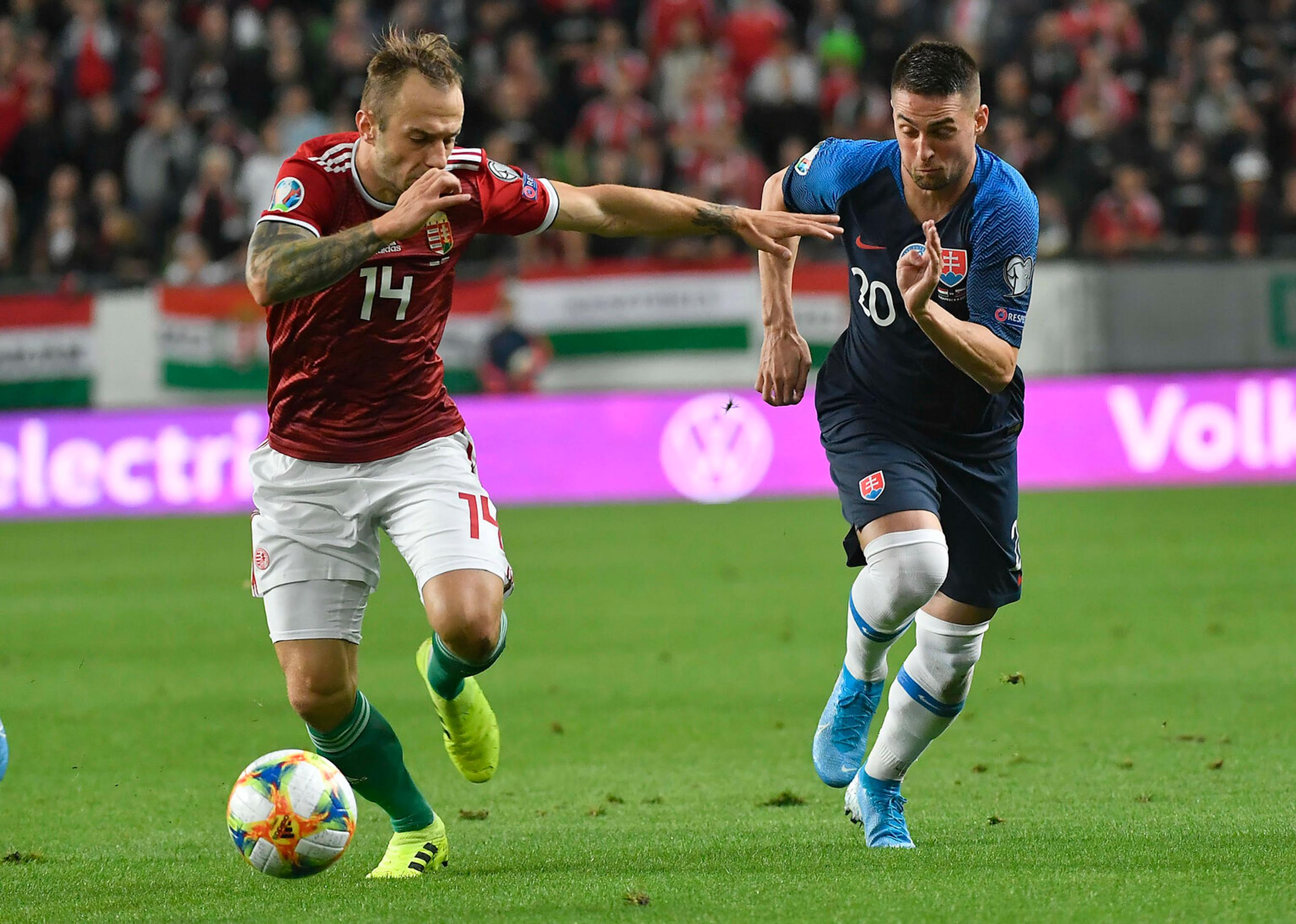 Radosť slovenských futbalistov po víťazstve 2:1 v zápase kvalifikácie ME 2020 na pôde Maďarska.