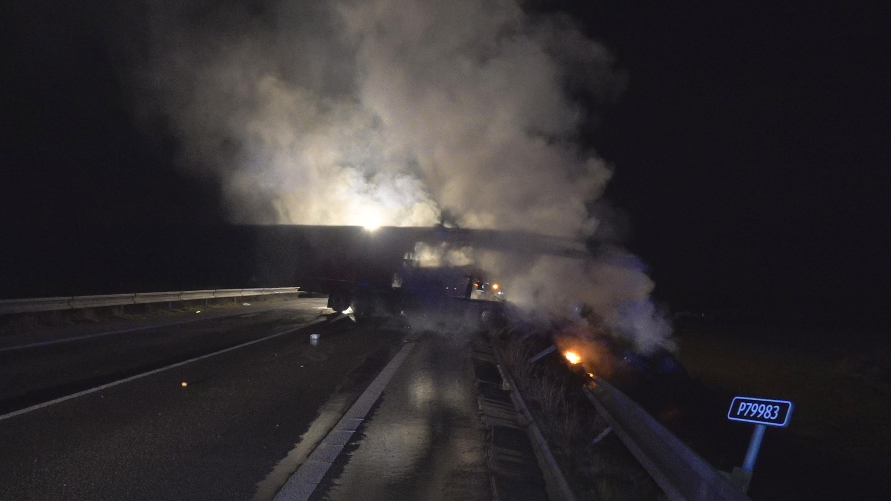 Čelná zrážka audi s kamiónom na R2.