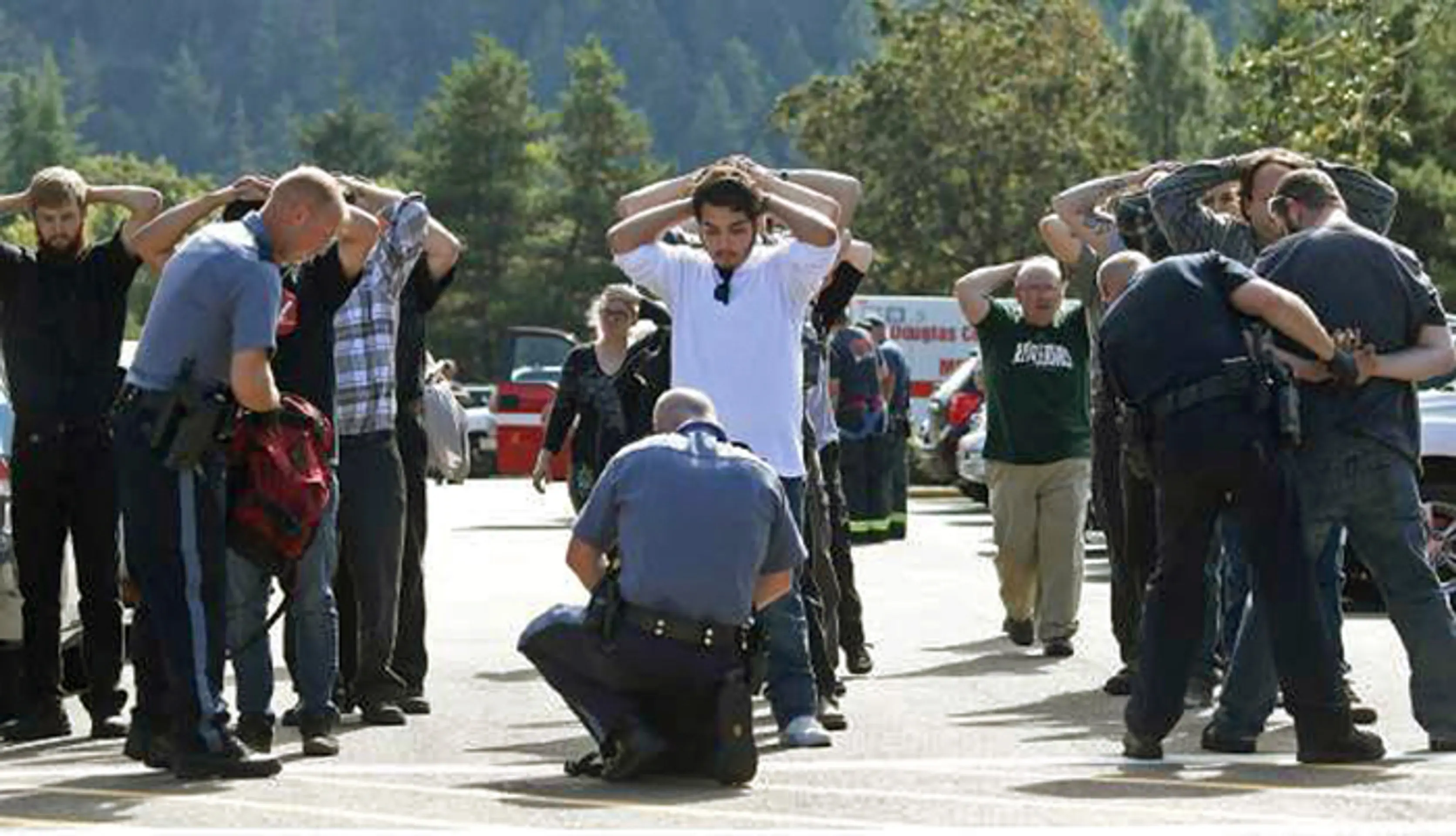 Policajti prehľadávajú študentov po streľbe na škole Umpqua Community College v Oregone.