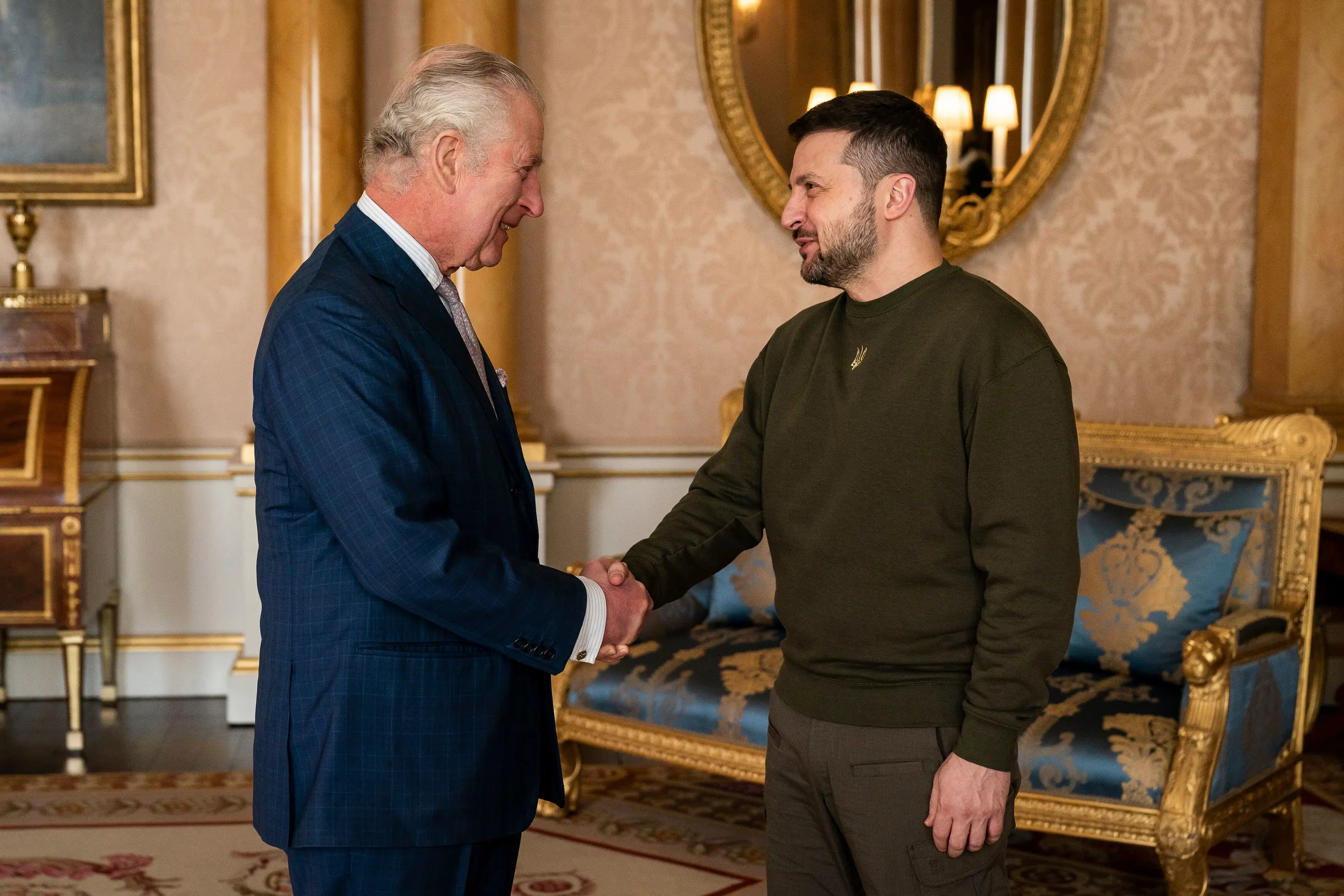 Britský kráľ Karol III. a ukrajinský prezident Volodymyr Zelenskyj počas audiencie v Londýne.