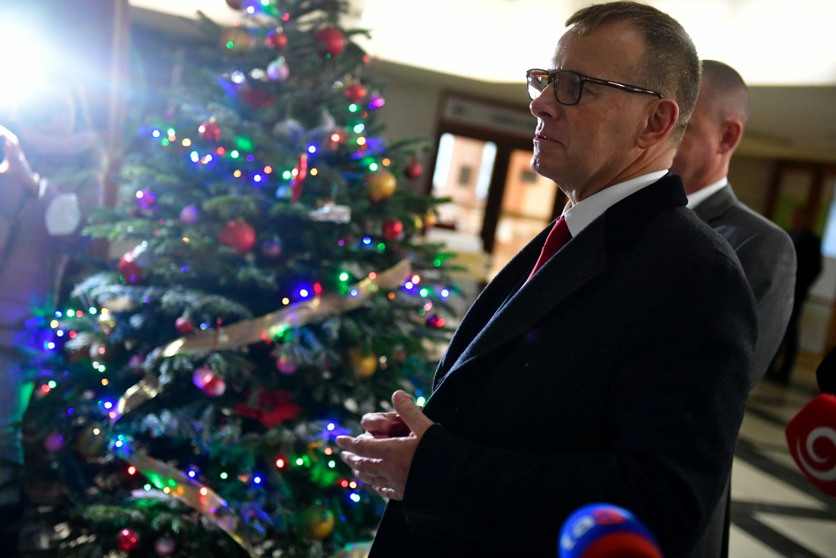 Predseda Národnej rady SR Boris Kollár (vpravo) hovorí počas návštevy zdravotníkov slúžiacich v Univerzitnej nemocnici Bratislava.