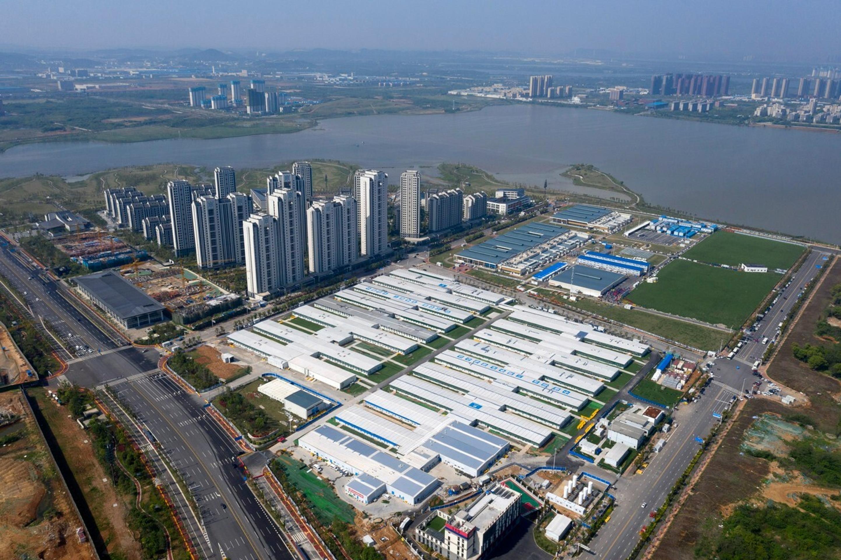 Postele pre pacientov s ľahkými príznakmi ochorenia COVID-19 v tržnici v centre Belehradu. (24. marec 2020)