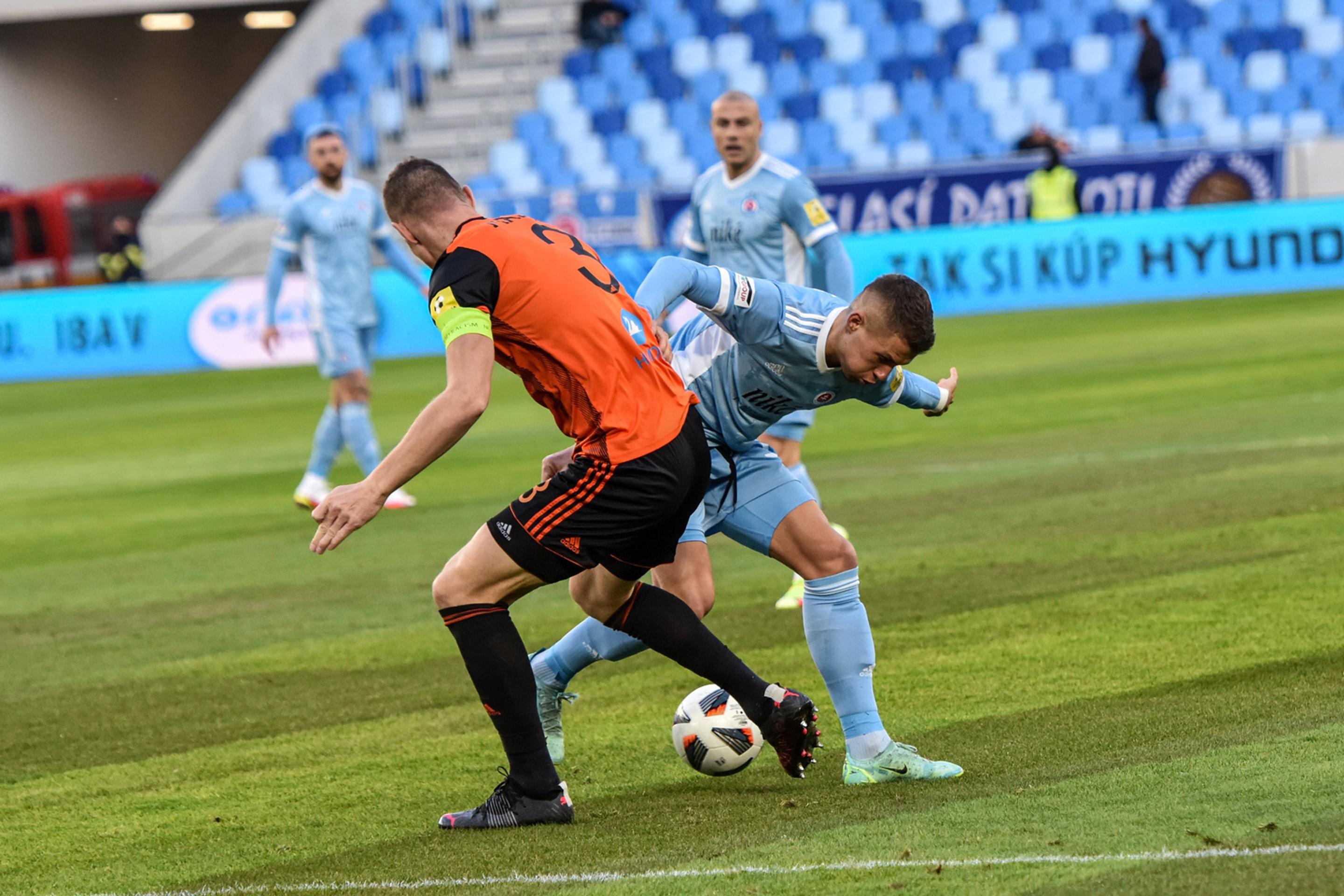 Zľava Ján Maslo z Ružomberka a Samuel Mráz (Slovan Bratislava) počas zápasu 14. kola Fortuna ligy.