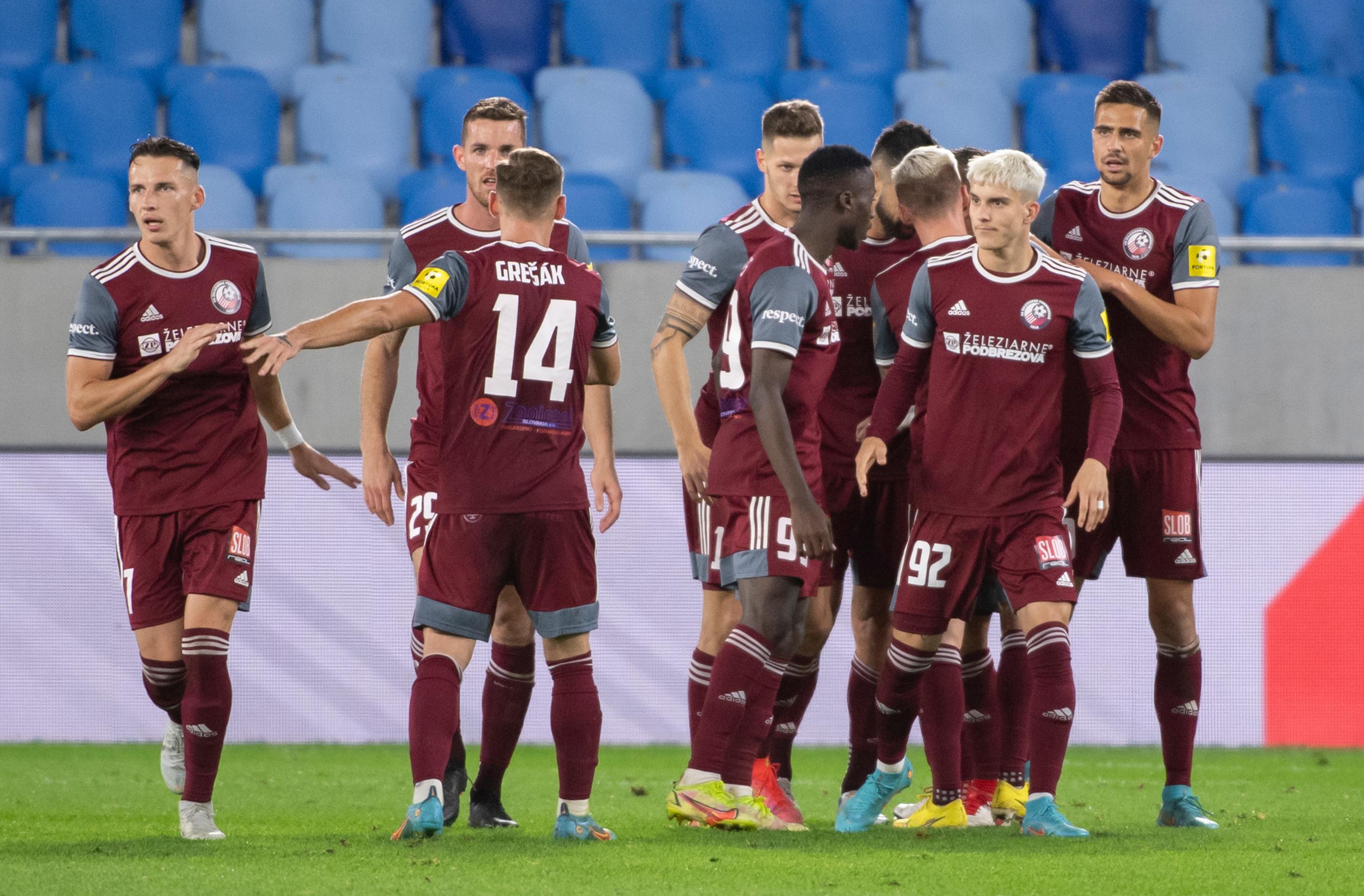 Na snímke futbalisti Podbrezovej sa tešia z gólu