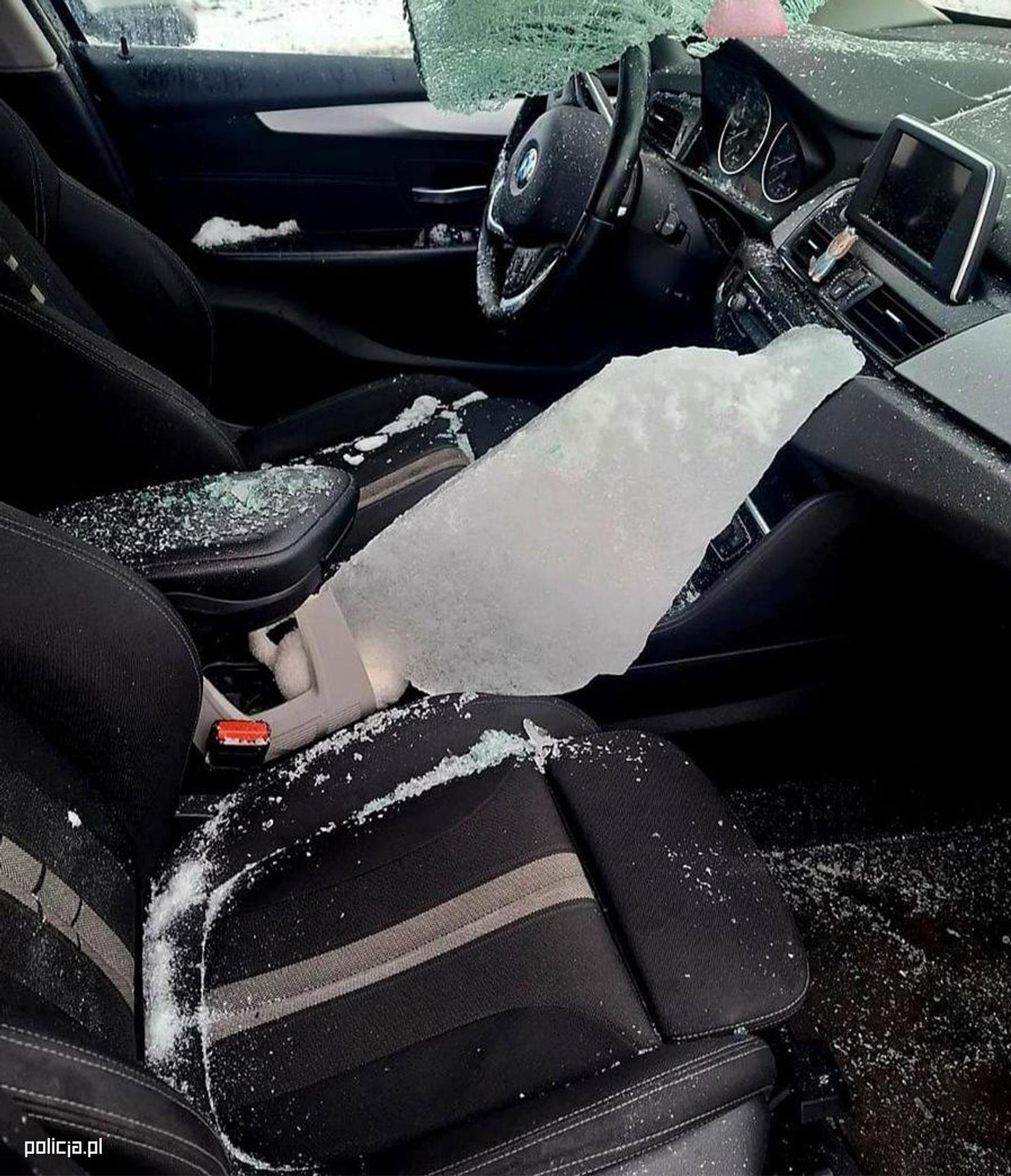 Kus ľadu prerazil čelné sklo.