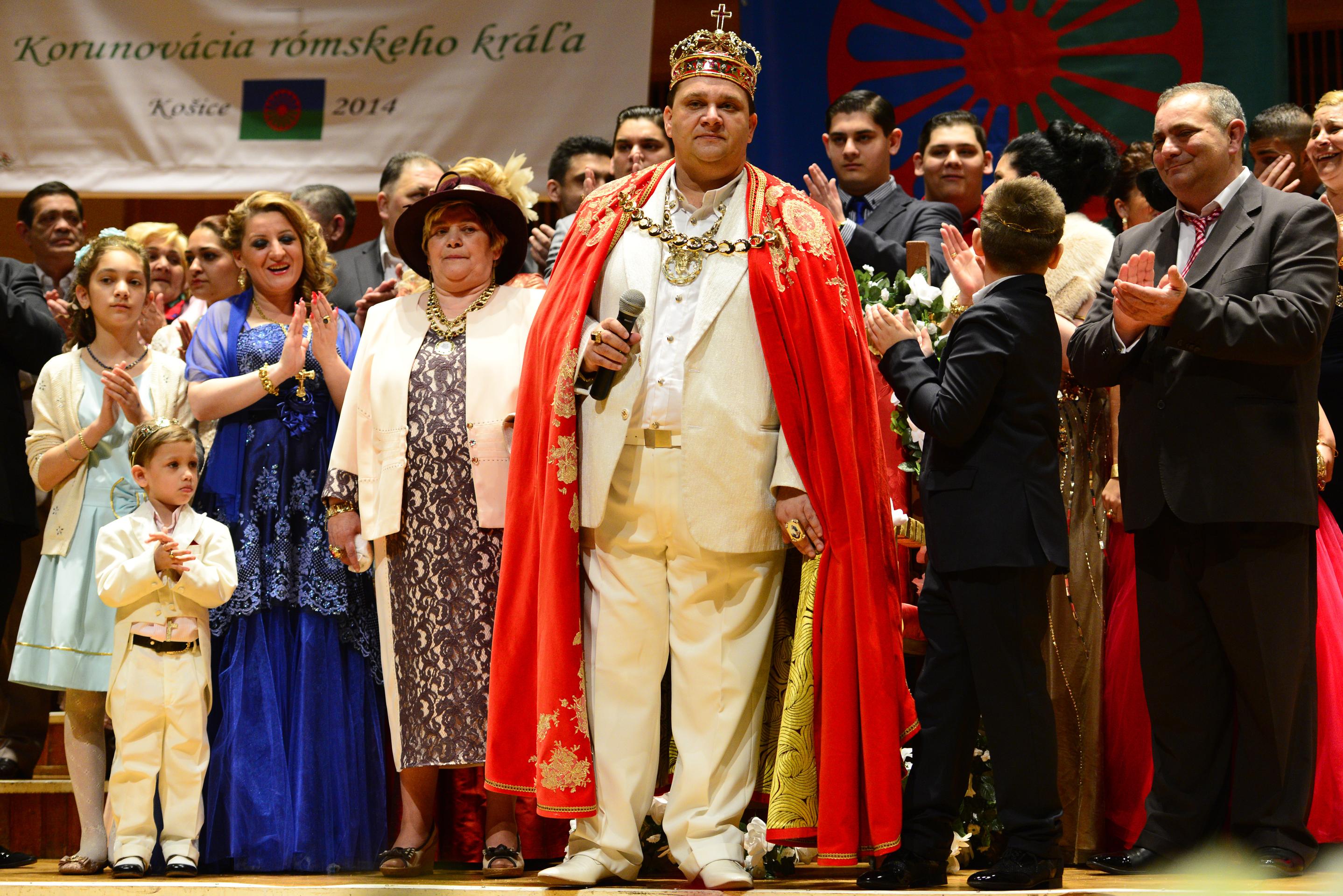 Rómsky kráľ Róbert Botoš pri korunovácii v roku 2014