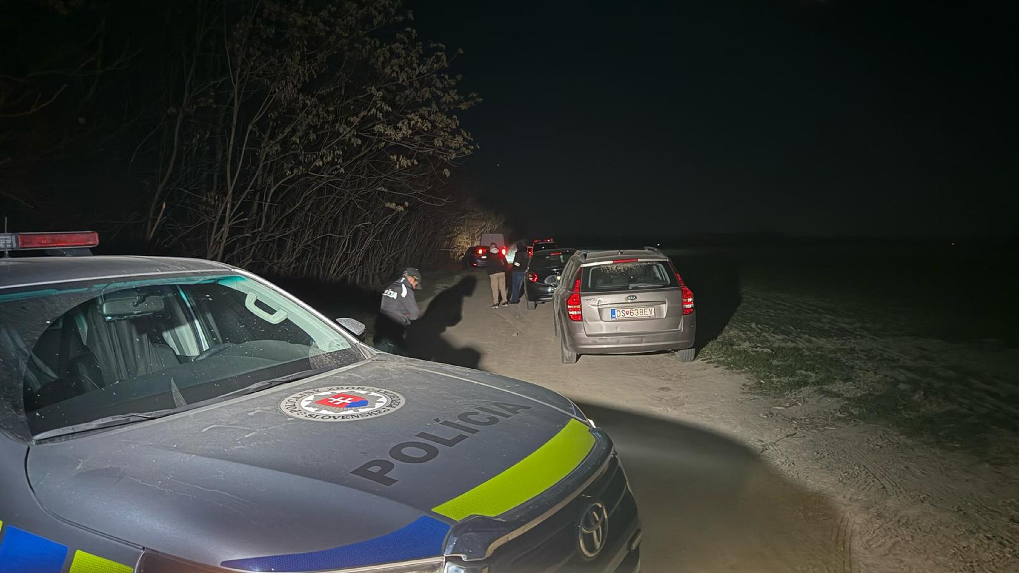 Telo mŕtvej ženy našli medzi stromami neďaleko lesnej cesty.