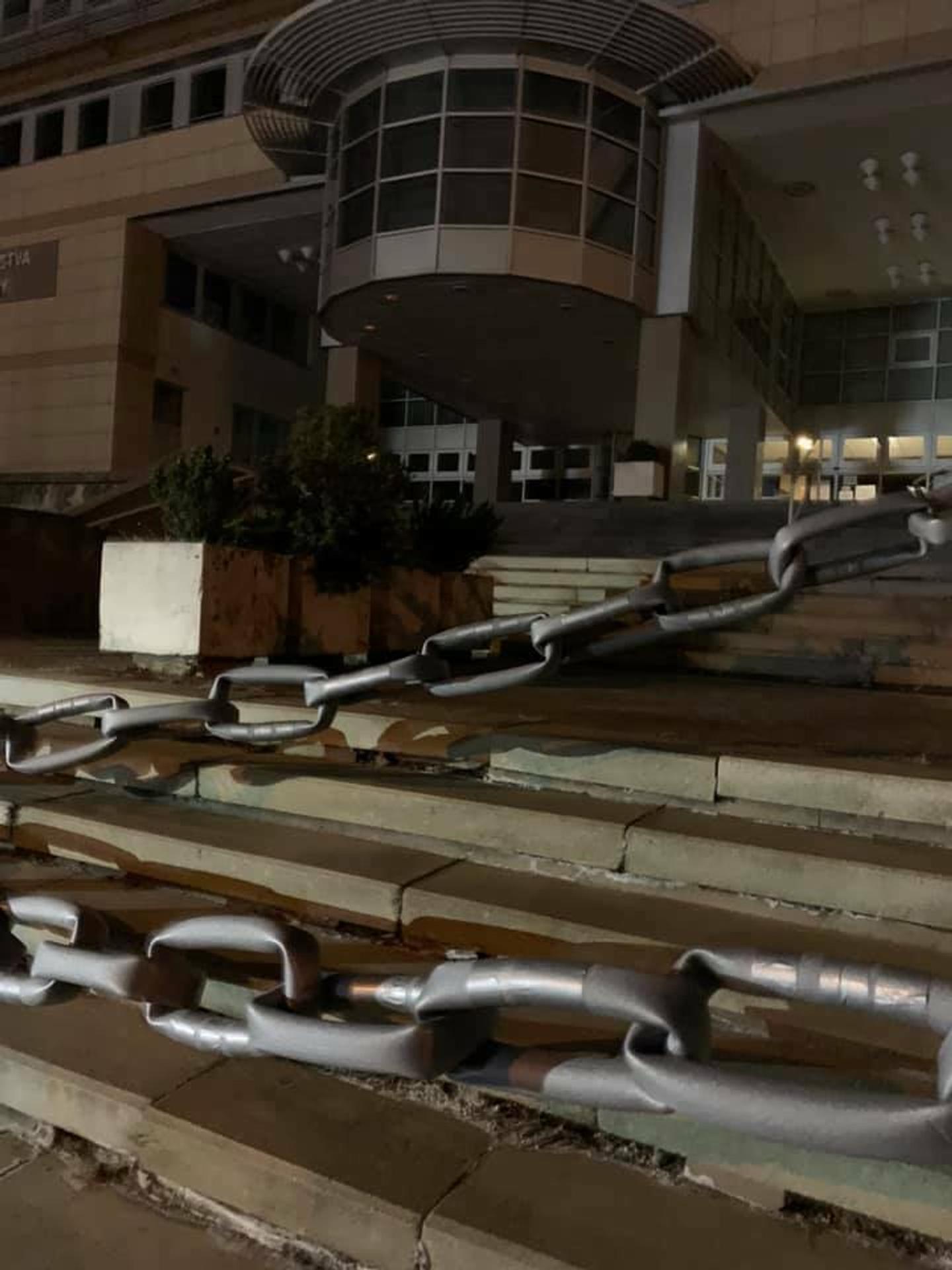 Symbolická reťaz pred ministerstvom zdravotníctva.