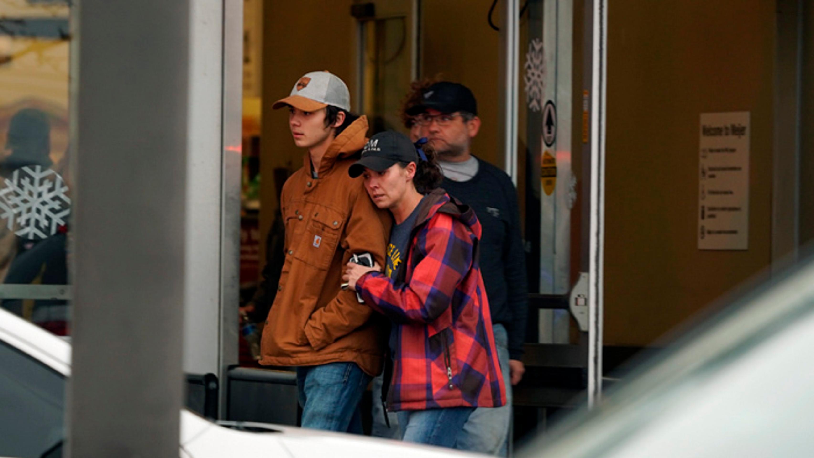 Po streľbe na strednej škole v obci Oxford Township približne 48 kilometrov severne od Detroitu.