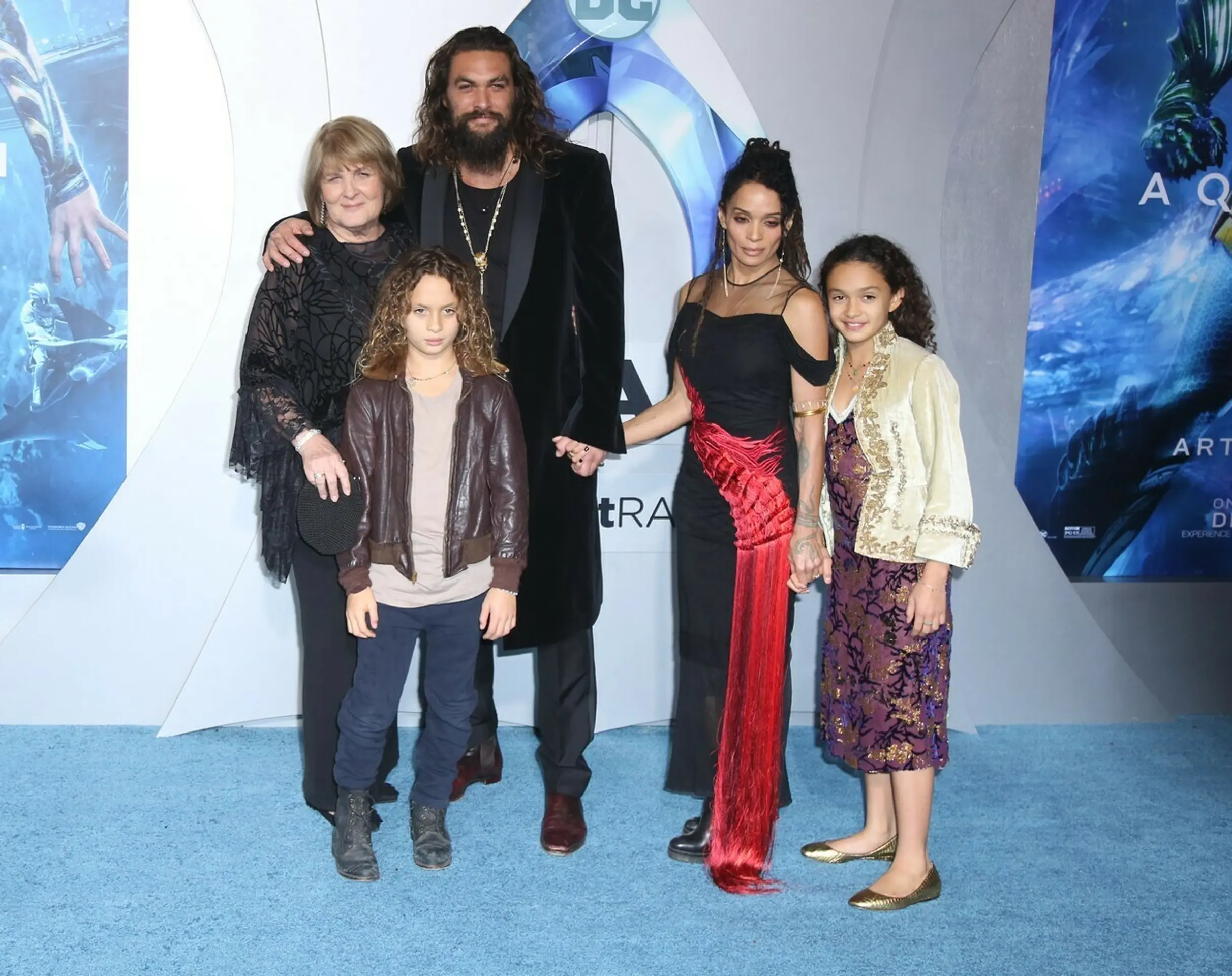 JAson Momoa s mamou, deťmi a manželkou Lisou Bonet na premiére Aquamana.