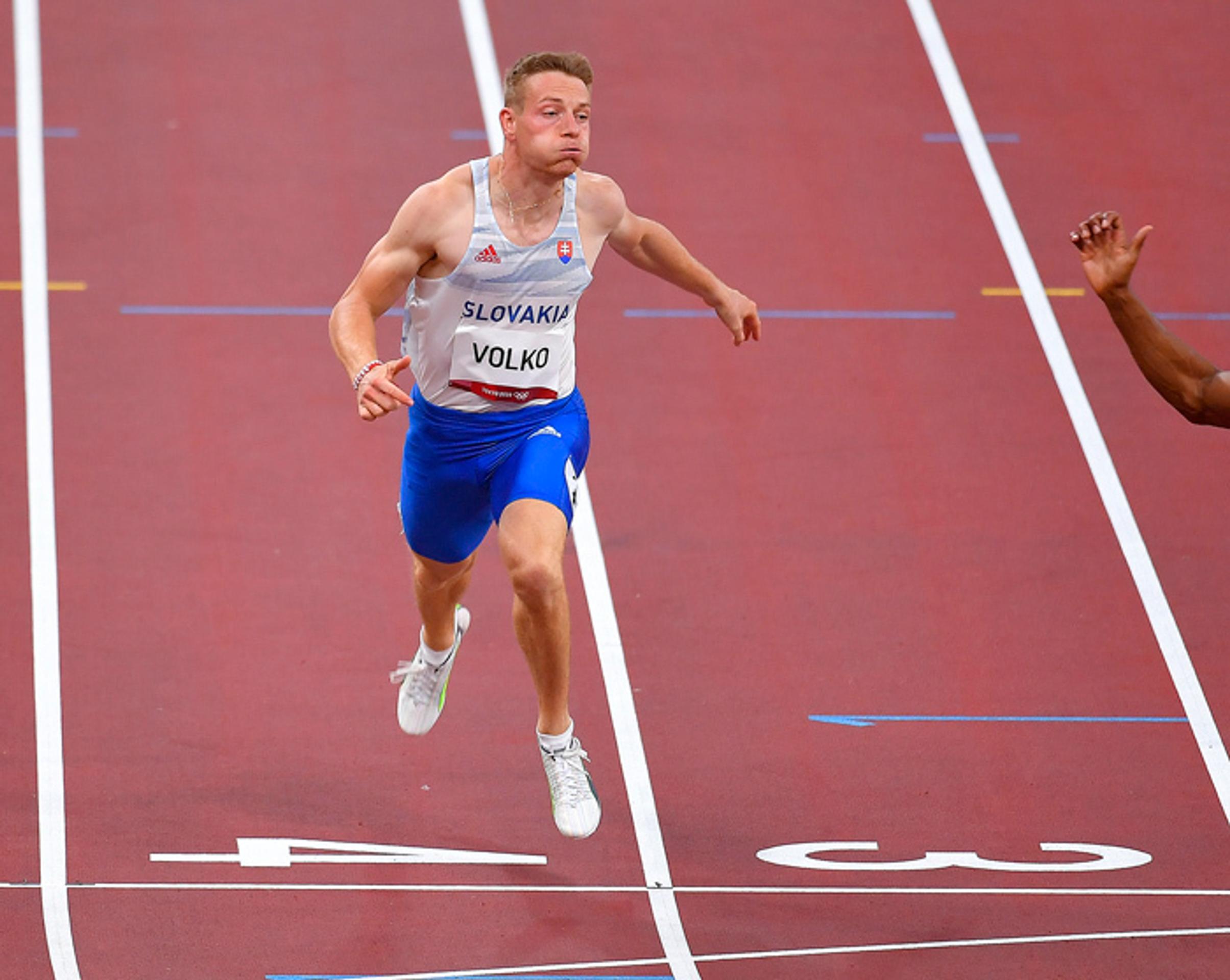 Ján Volko počas rozbehu na 100 metrov na OH.