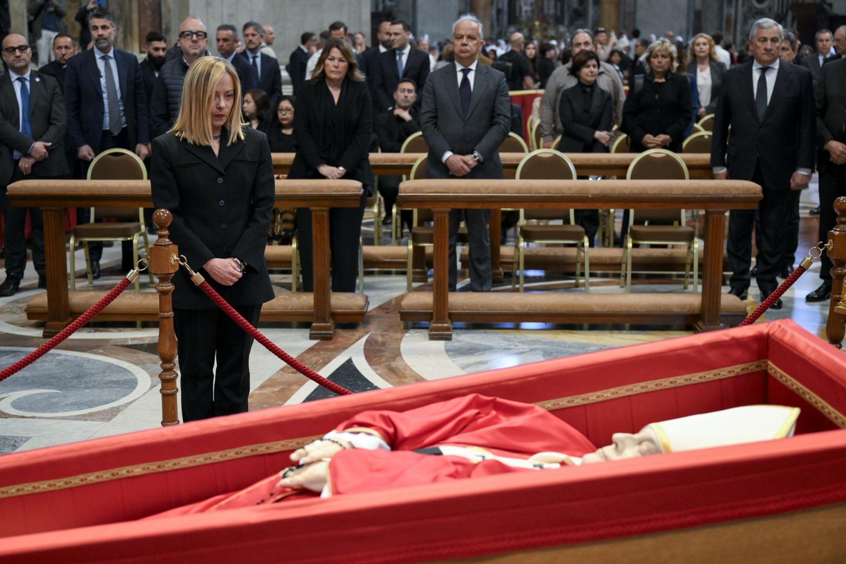 Talianska premiérka Giorgia Meloniová vzdáva hold pápežovi Františkovi. (2)