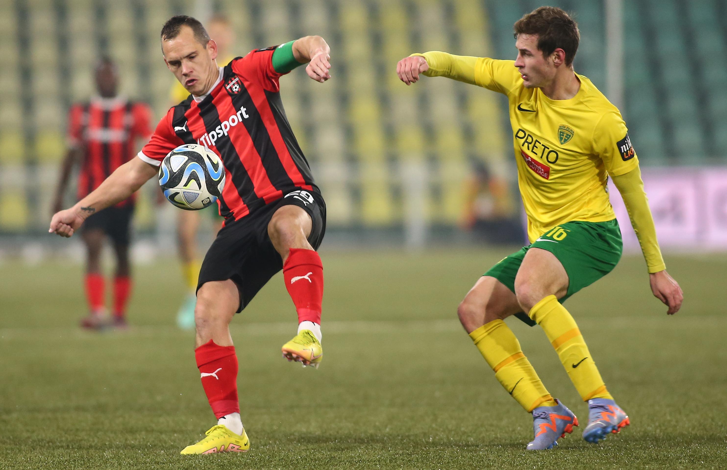 Sprava v súboji o loptu Patrik Iľko (Žilina) a Martin Mikovič (Trnava) v 17. kole Niké ligy.