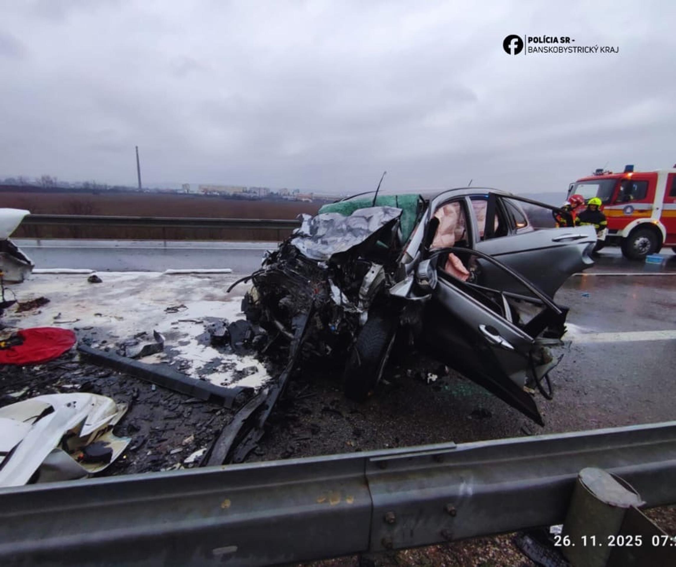 Po čelnej zrážke zomrel vodič.