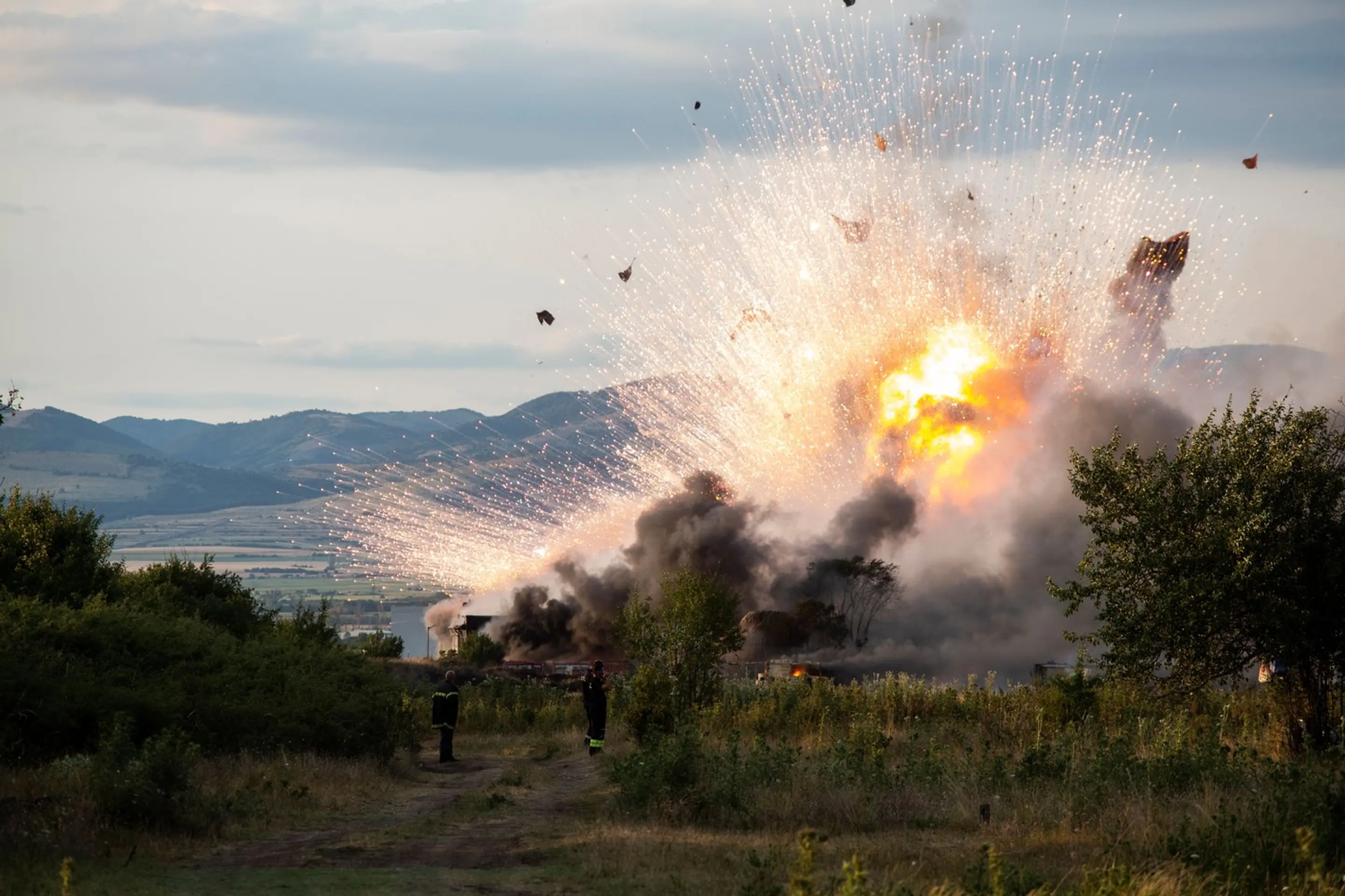 Sklad so zábavnou pyrotechnikou rozmetala séria výbuchov.
