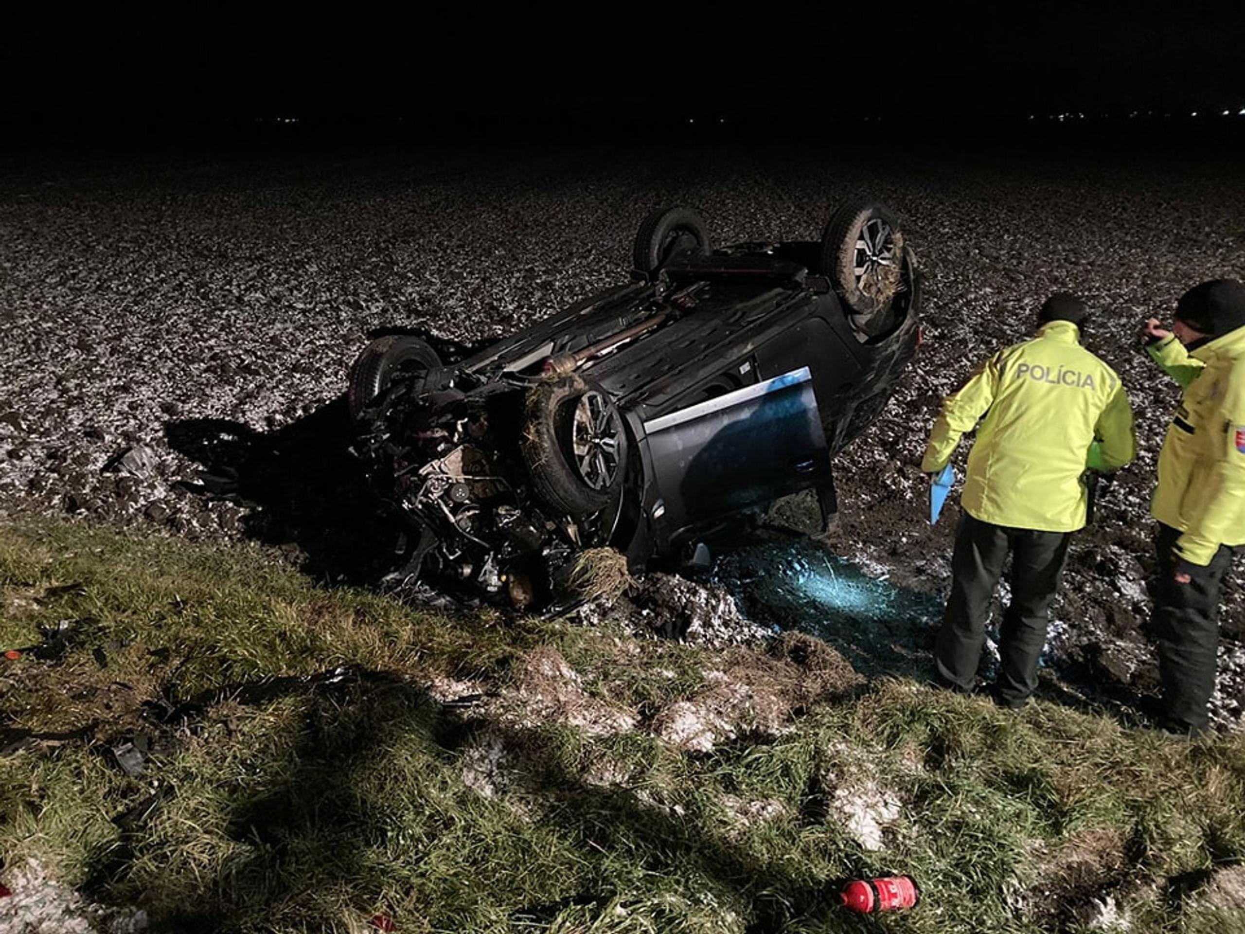 Trojčlennú rodinu previezli so zraneniami do nemocnice