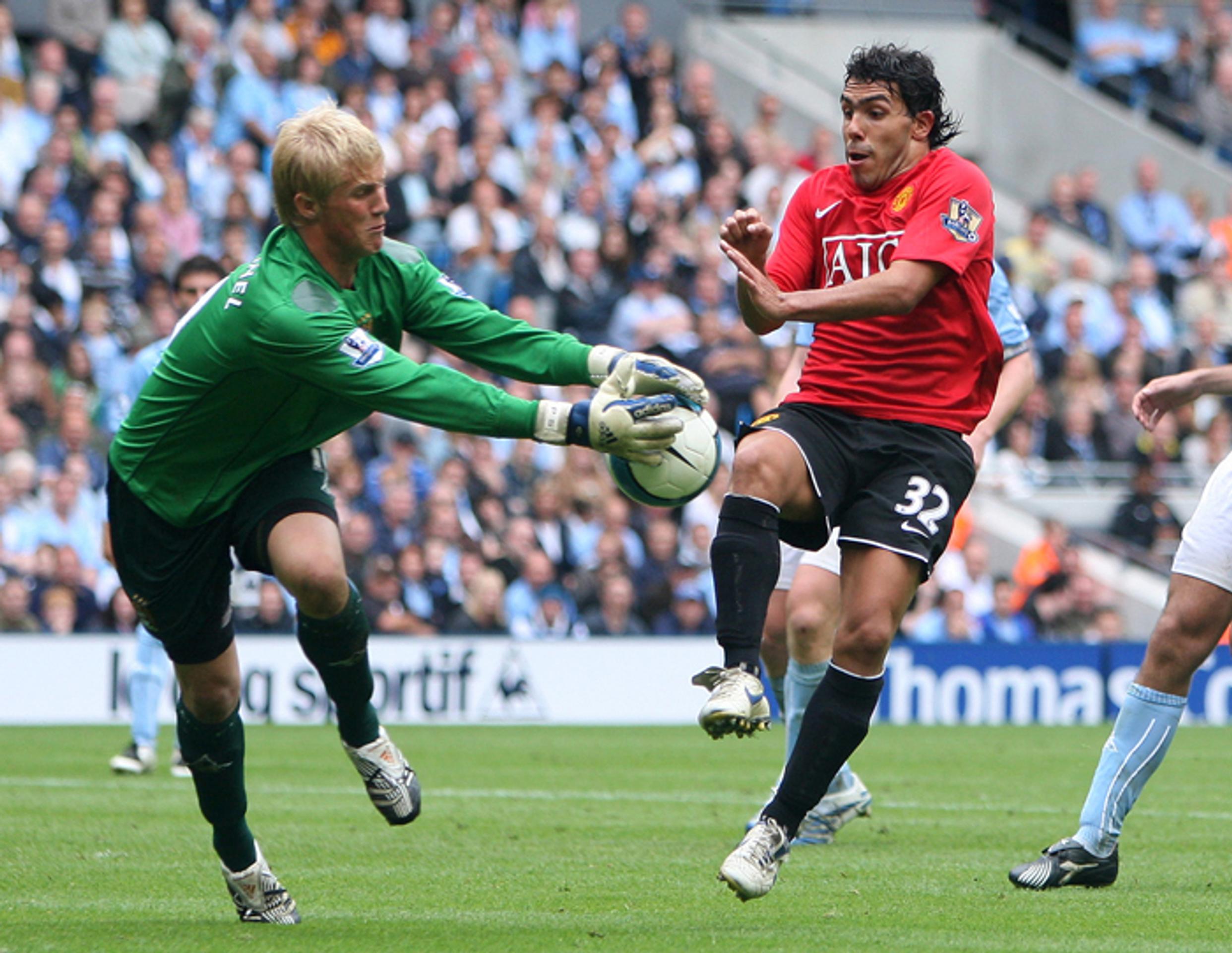 Na archívnej snímke z 19. augusta 2007 chytá Kasper Schmeichel strelu Carlosa Teveza, ktorý vtedy hrával za Manchester United.
