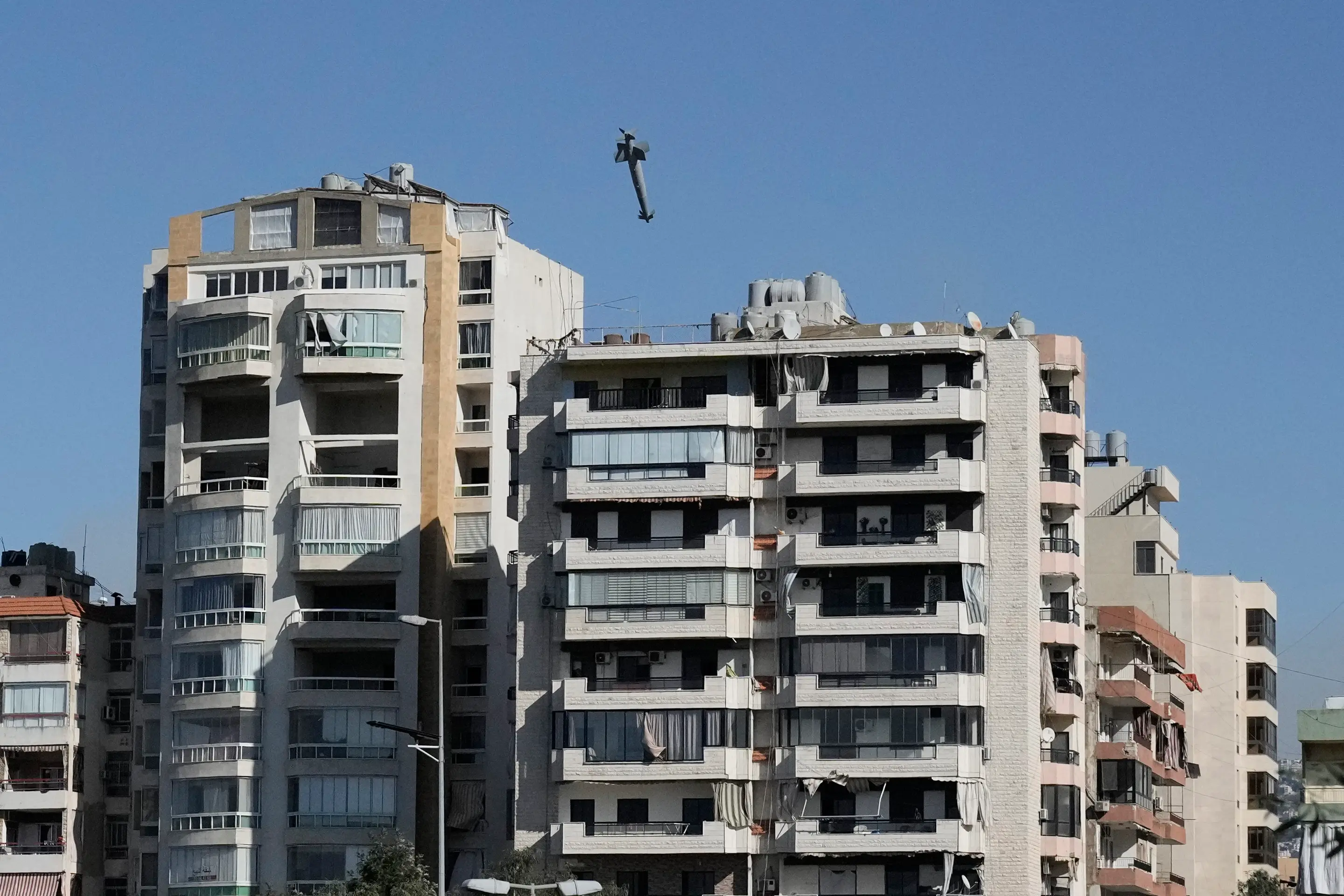 Fotograf odfotil izraelskú raketu pred nárazom do budovy v Bejrúte.