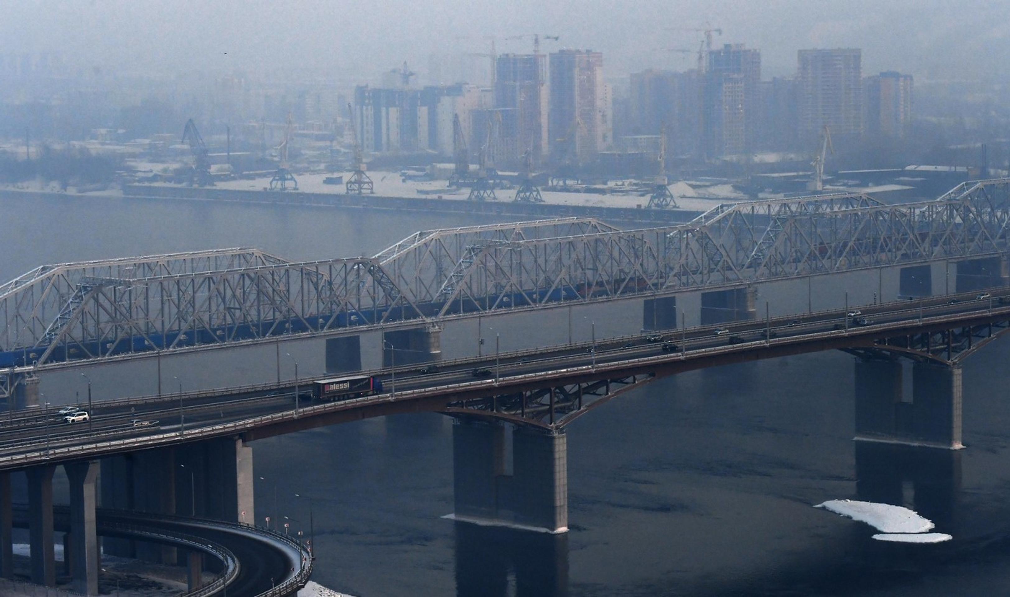 Železničný most a cestný most ponad Jenisej v Krasnojarsku.