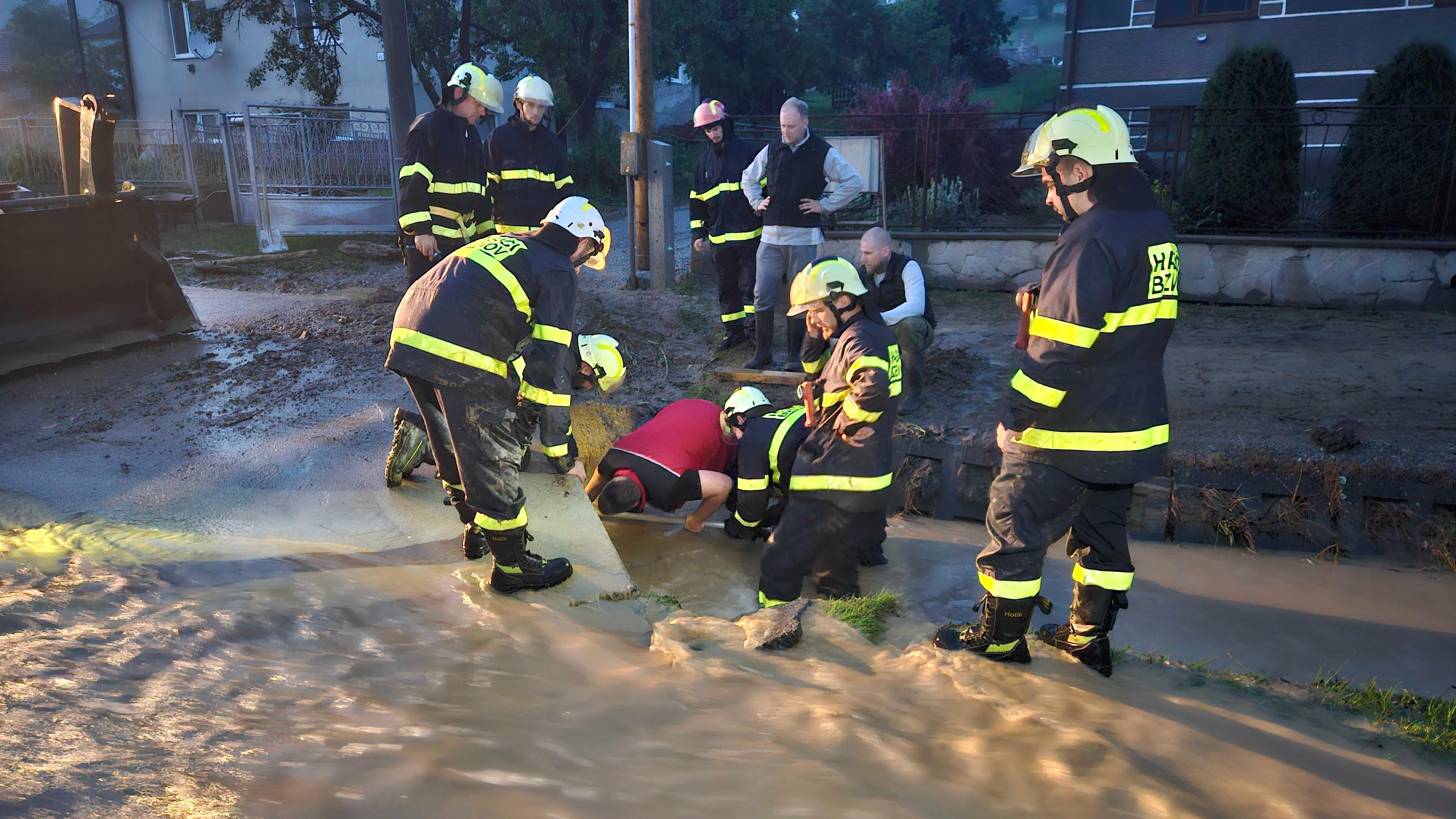 Hasiči zasahujú po bleskovej povodni v Brežanoch.