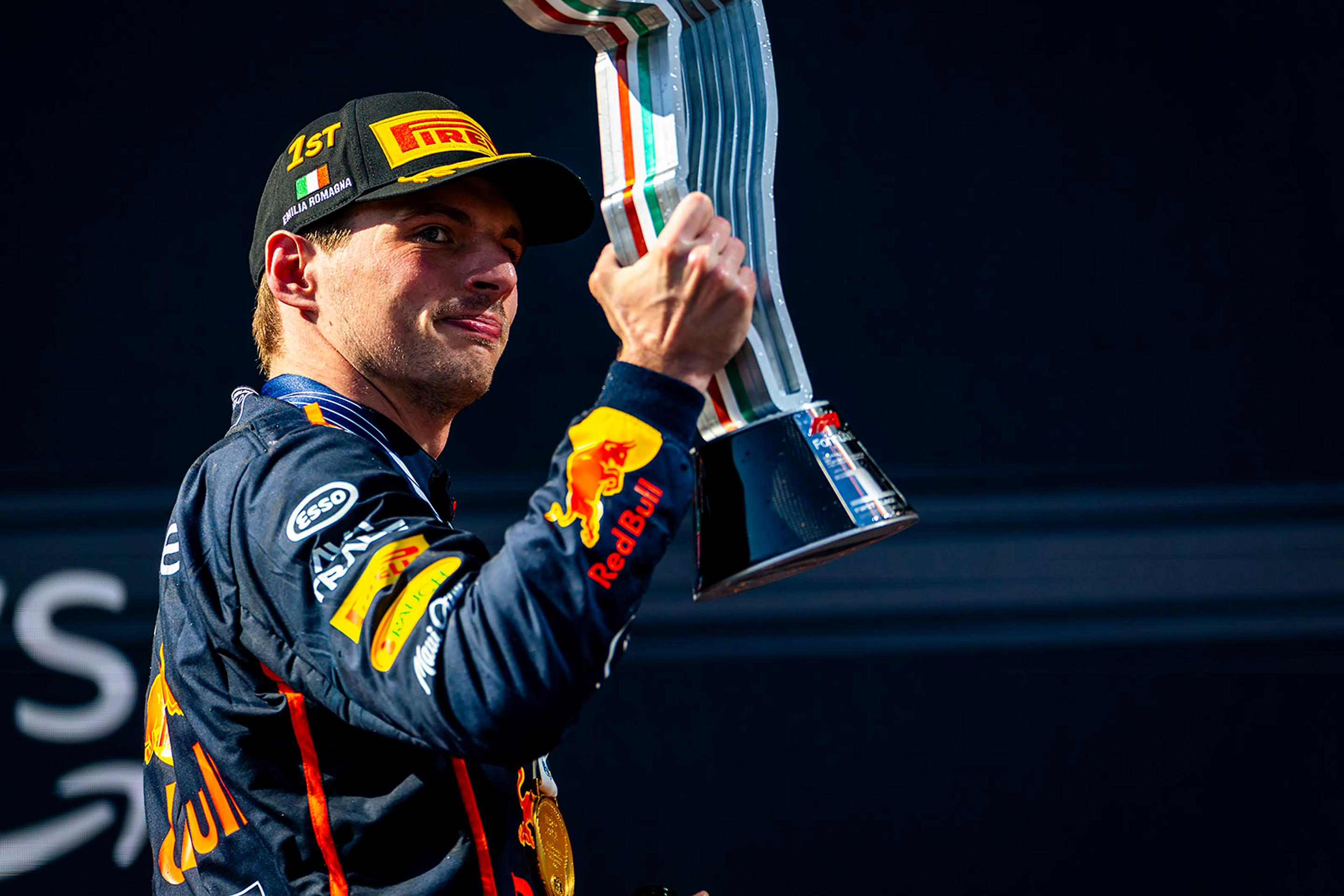 Výhru oslavoval Max Verstappen na Red Bulle.