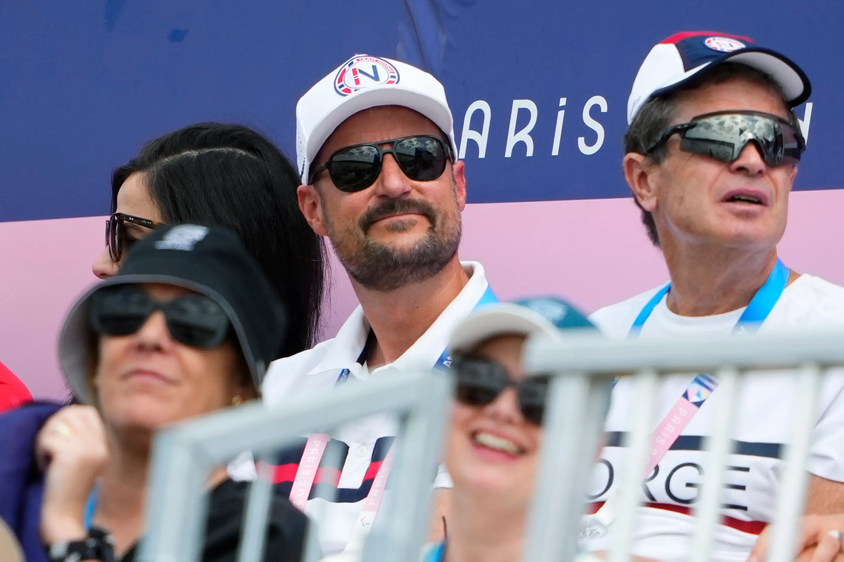 Nórsky korunný princ Haakon (uprostred) sleduje súťaže v rýchlostnej kanoistike na Letných olympijských hrách 2024.