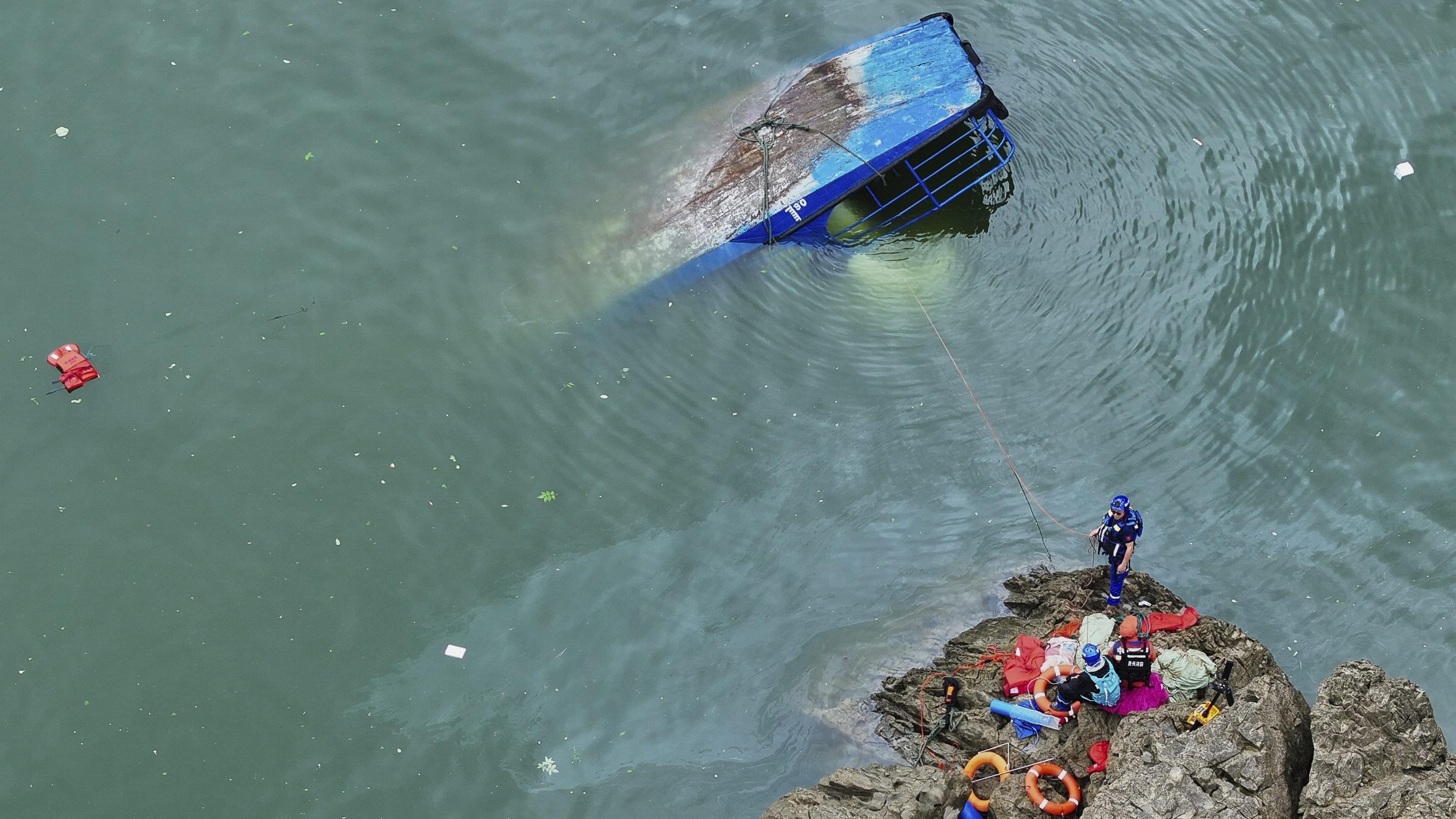 V Číne sa prevrátili lode s turistami