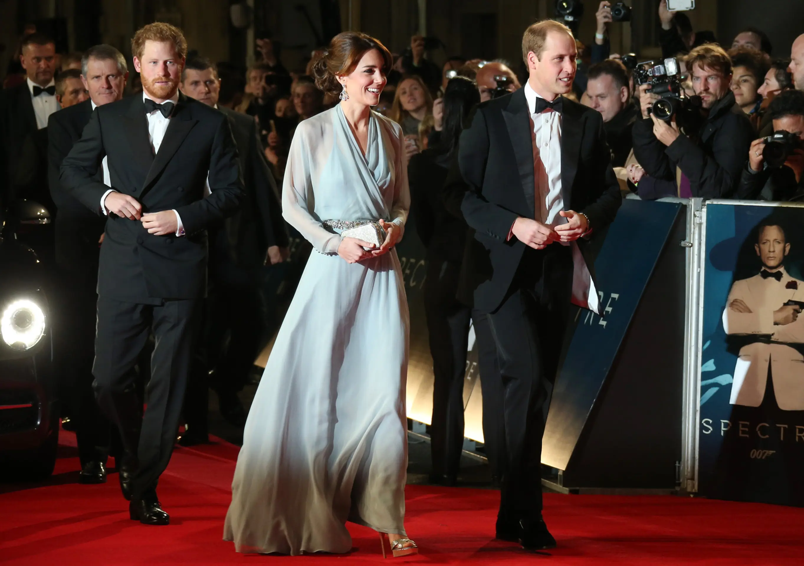 Na snímke sprava britský princ William, jeho manželka Kate a princ Harry.