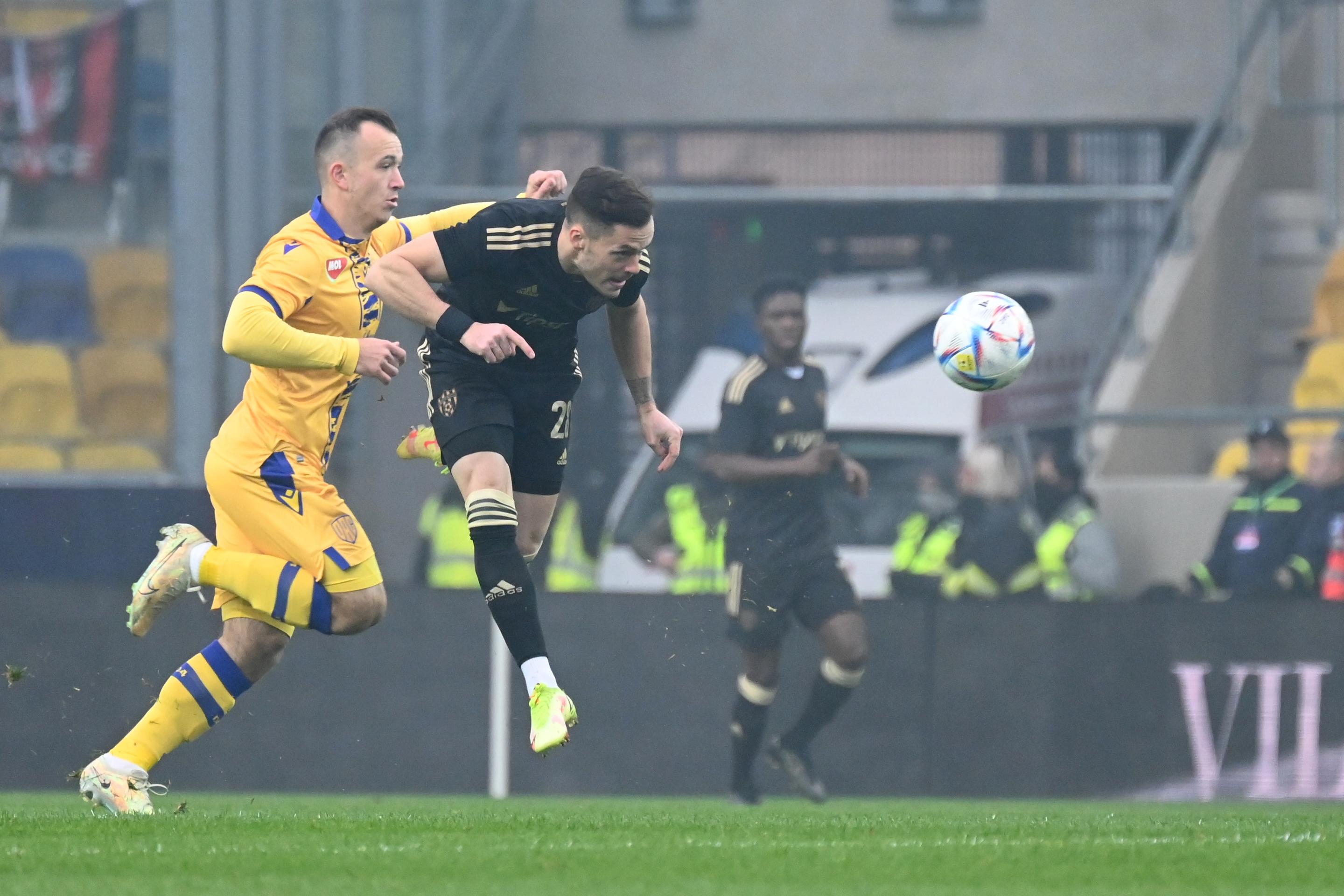 Sprava hráč Trnavy Martin Bukata a hráč DAC Miroslav Káčer bojujú o loptu v 17. kole Fortuna ligy.