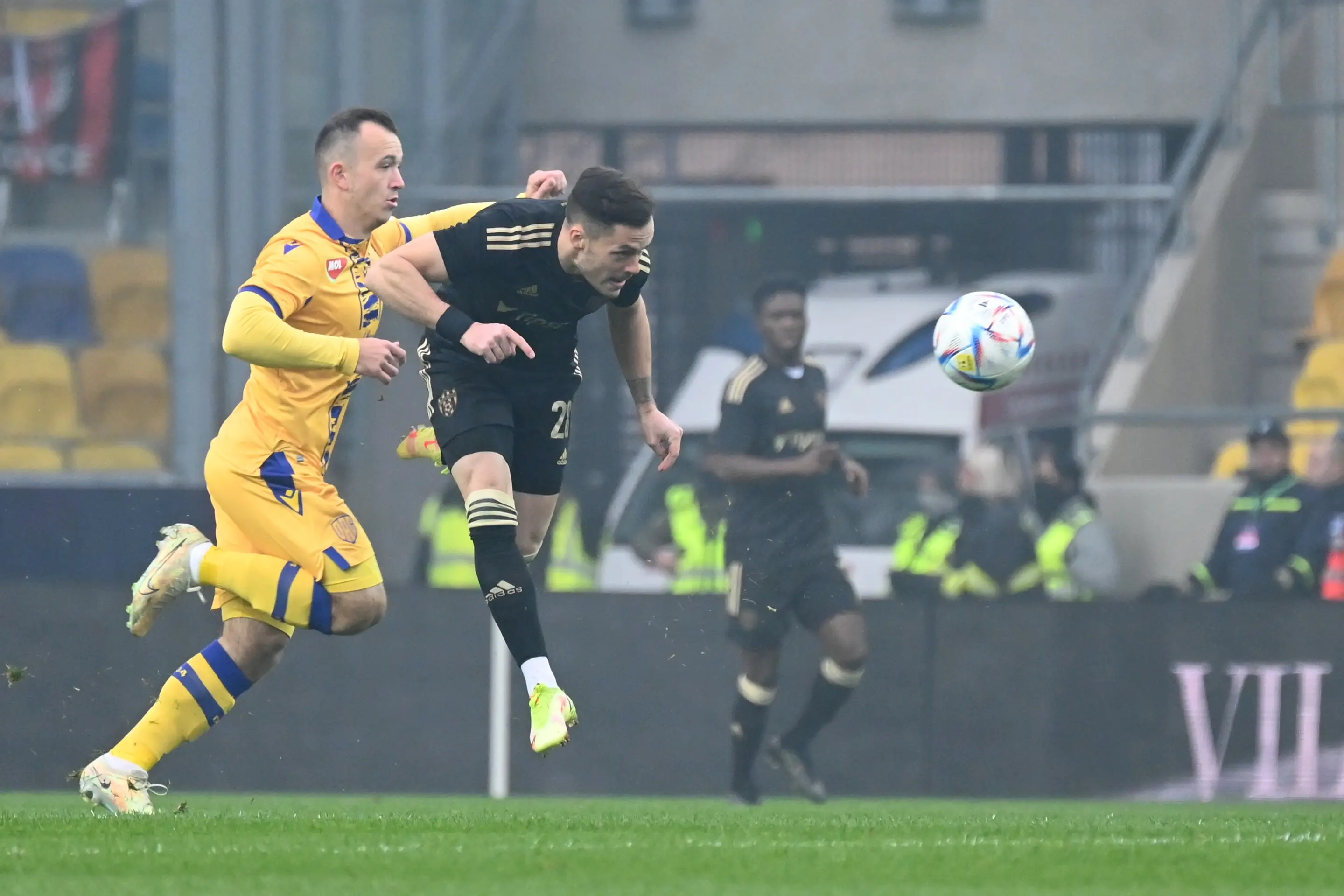Sprava hráč Trnavy Martin Bukata a hráč DAC Miroslav Káčer bojujú o loptu v 17. kole Fortuna ligy.