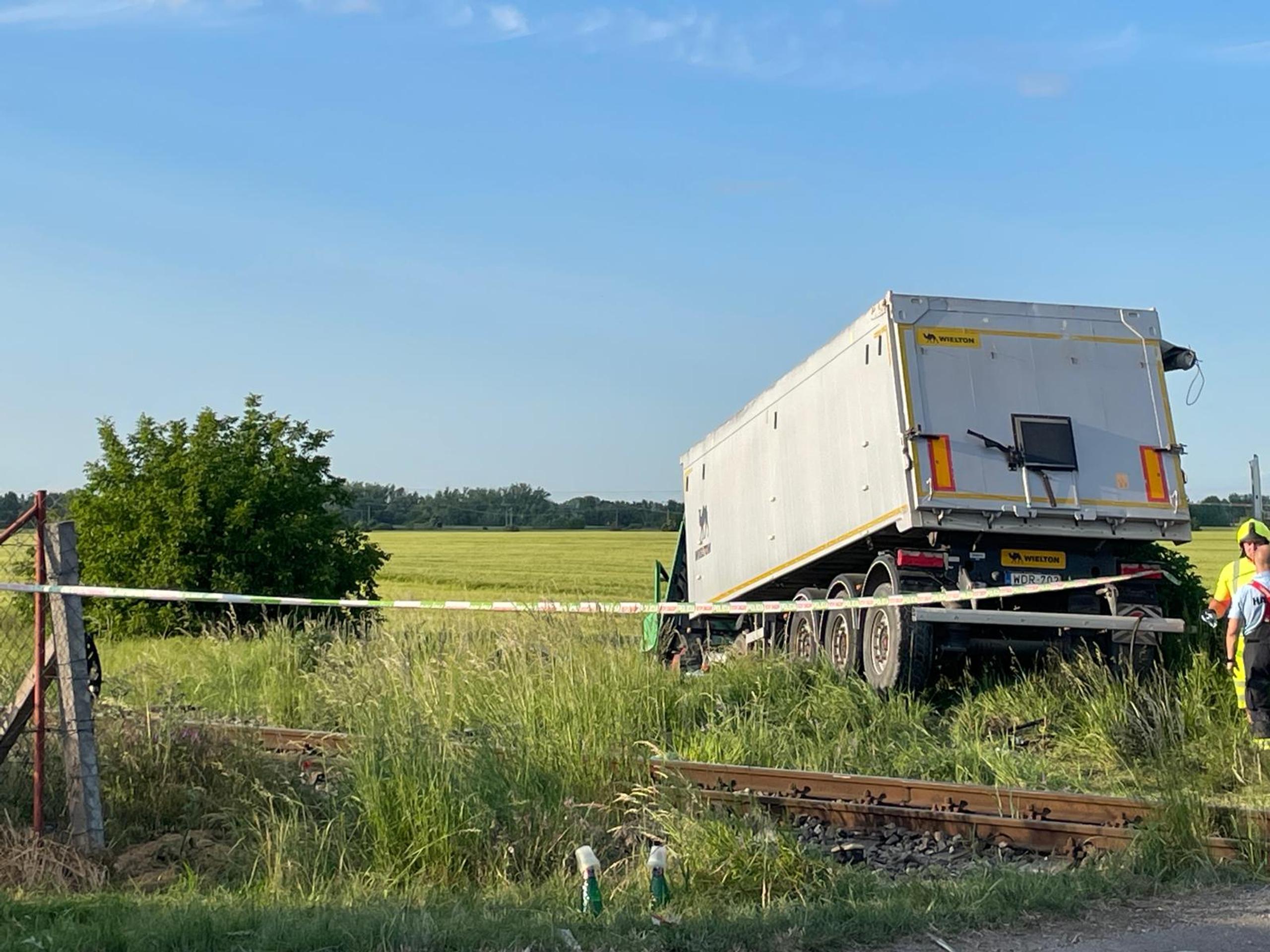 Vo Veľkom Mederi sa zrazil kamión s vlakom.