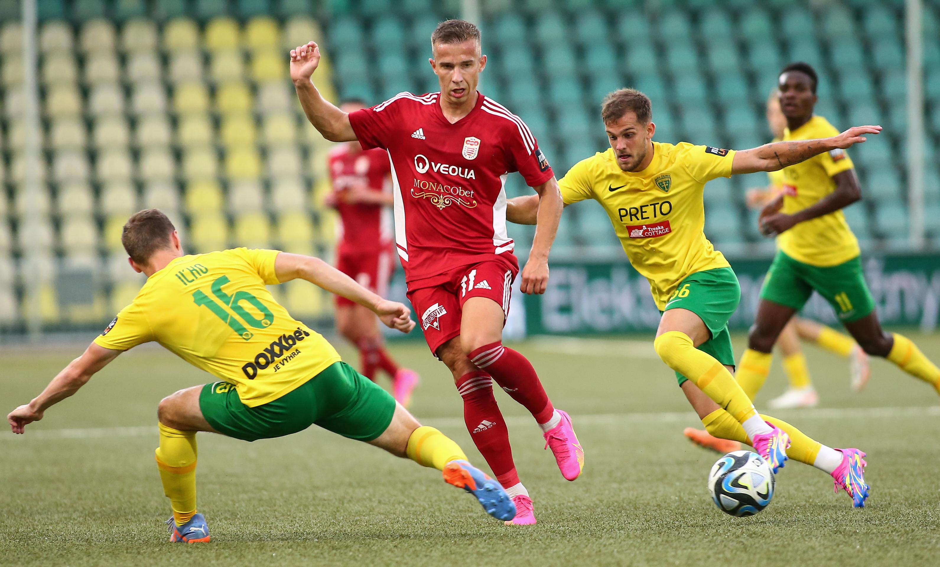 Zľava v súboji o loptu Patrik Iľko (Žilina), Martin Rymarenko (Banská Bystrica) a Matúš Rusnák (Žilina) v zápase 7. kola Niké ligy.
