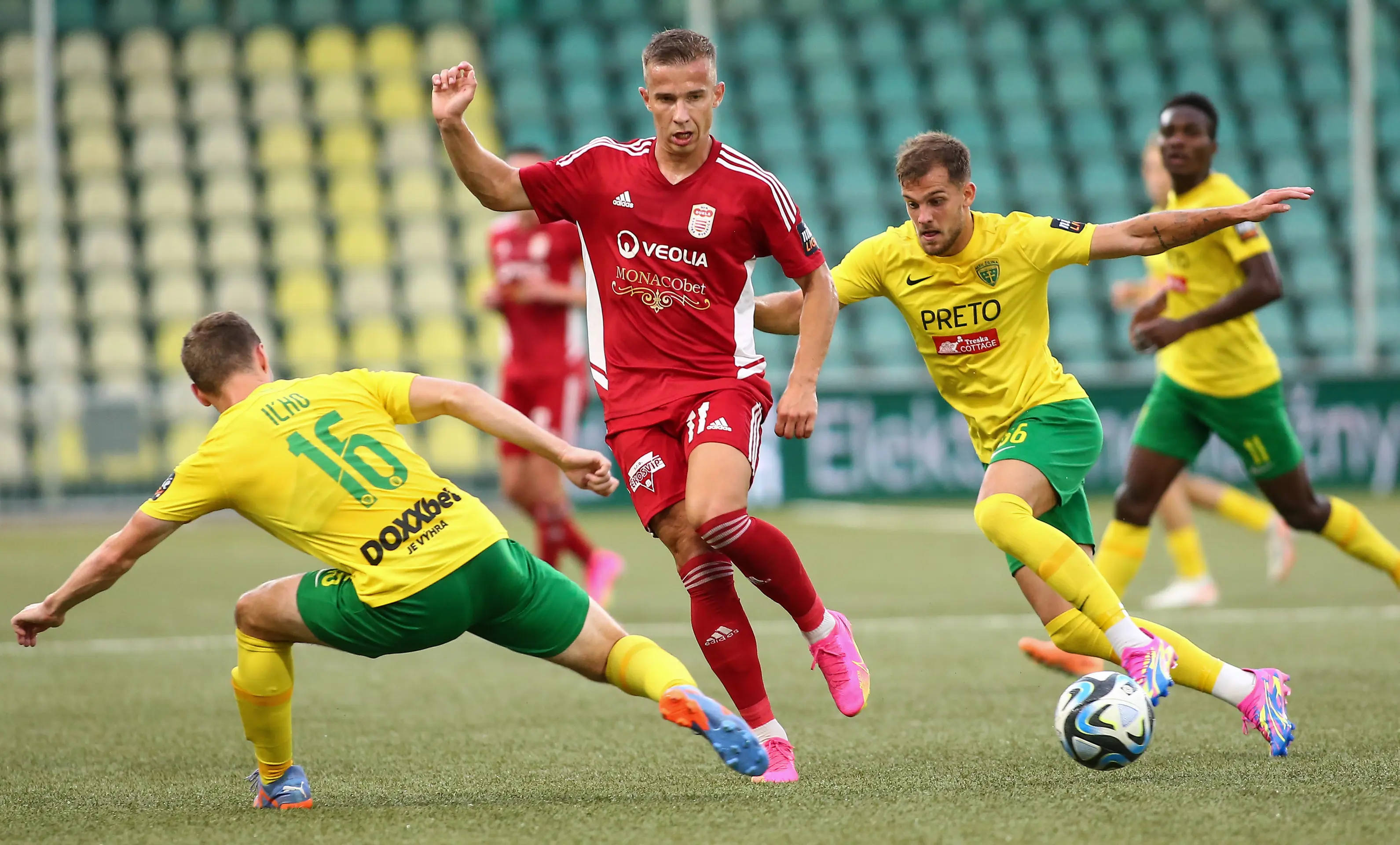 Zľava v súboji o loptu Patrik Iľko (Žilina), Martin Rymarenko (Banská Bystrica) a Matúš Rusnák (Žilina) v zápase 7. kola Niké ligy.