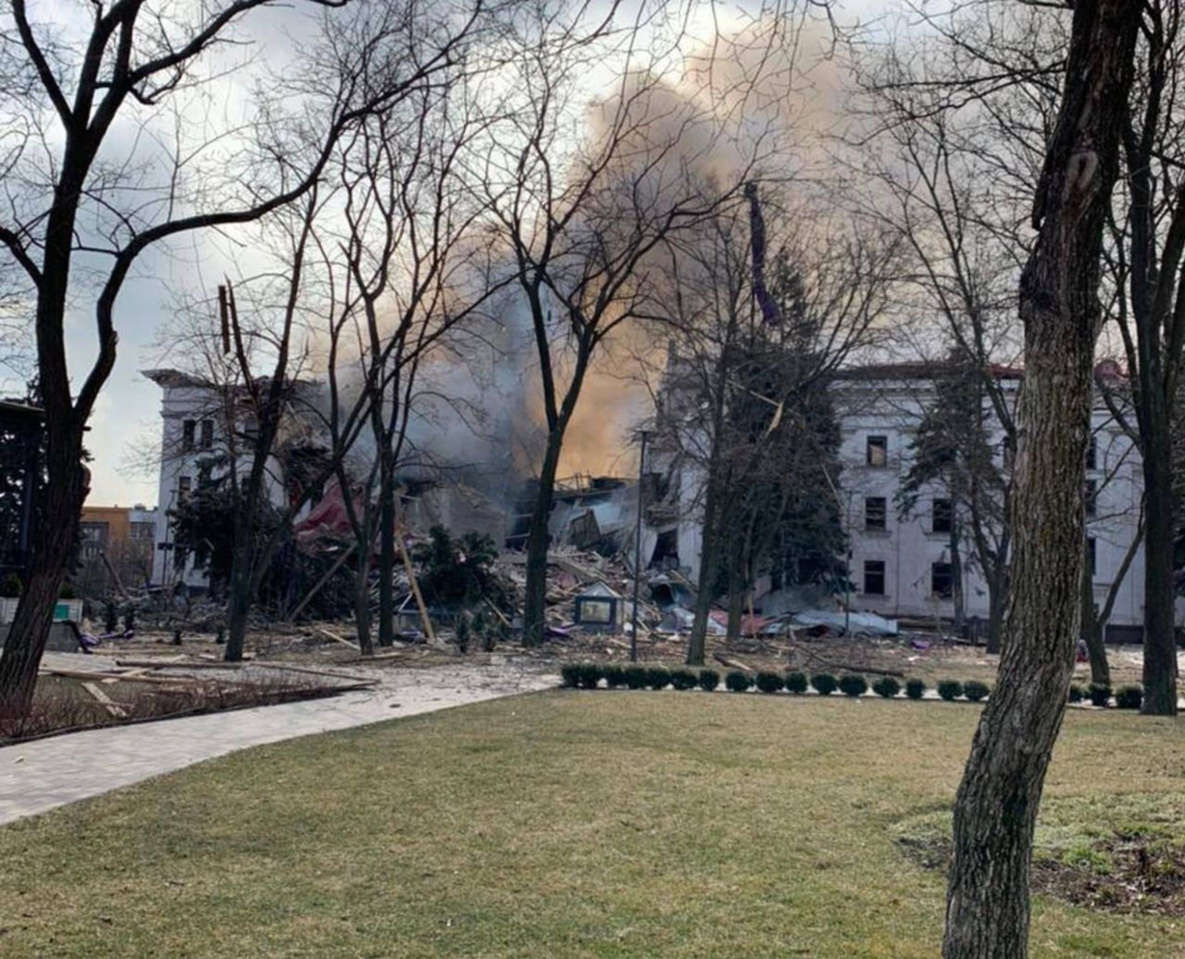 Zbombardované divadlo v Mariupole.