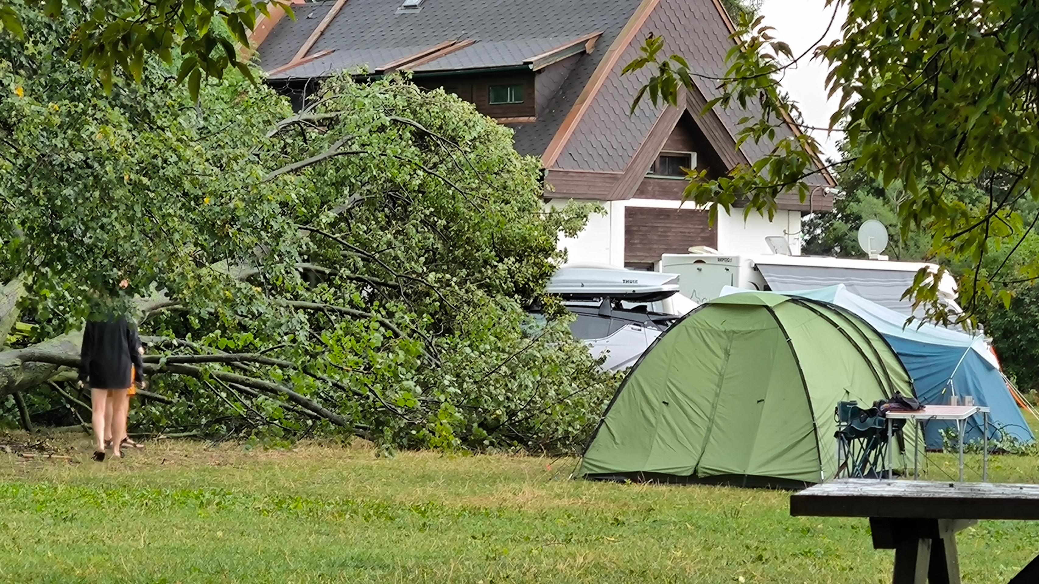 Búrka narobila škody v campingu pri Liptovskej Mare