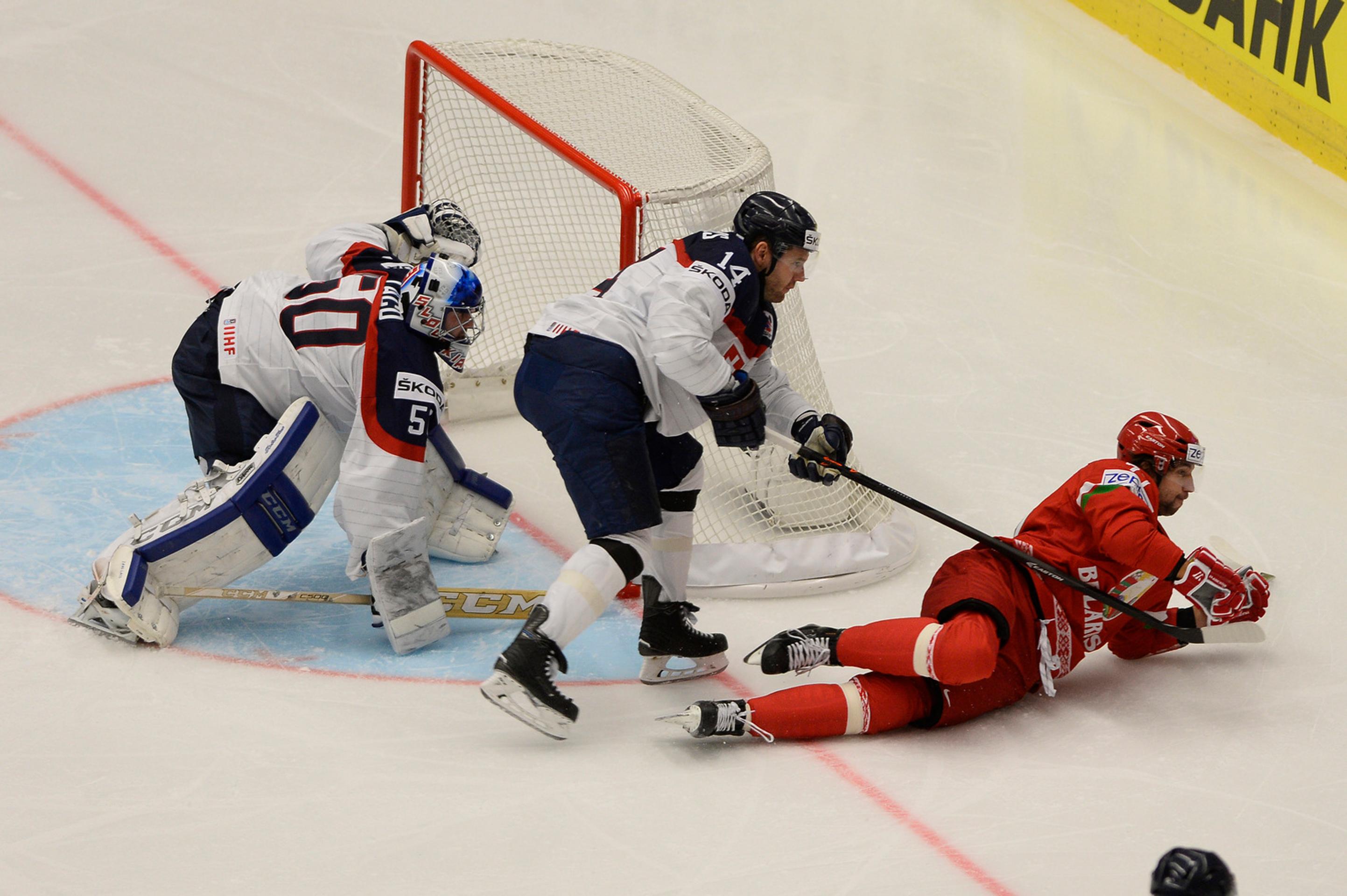 Alexander Kitarov sa snažil prekvapiť brankára Jána Laca. Situáciu vyriešil Andrej Meszároš.