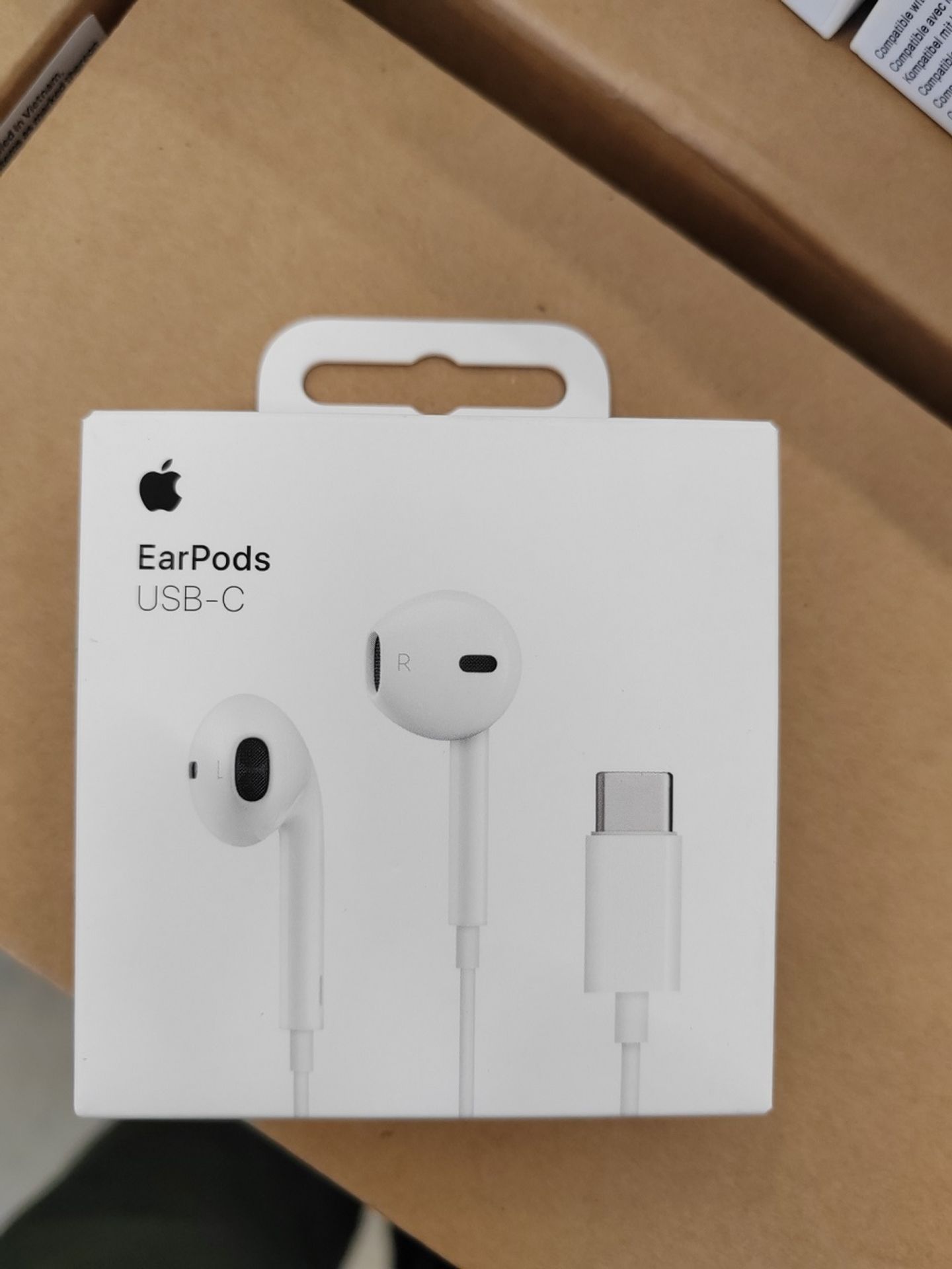 Finančná spáva SR zaistila vyše 15-tisíc falzifikátov príslušenstva Apple