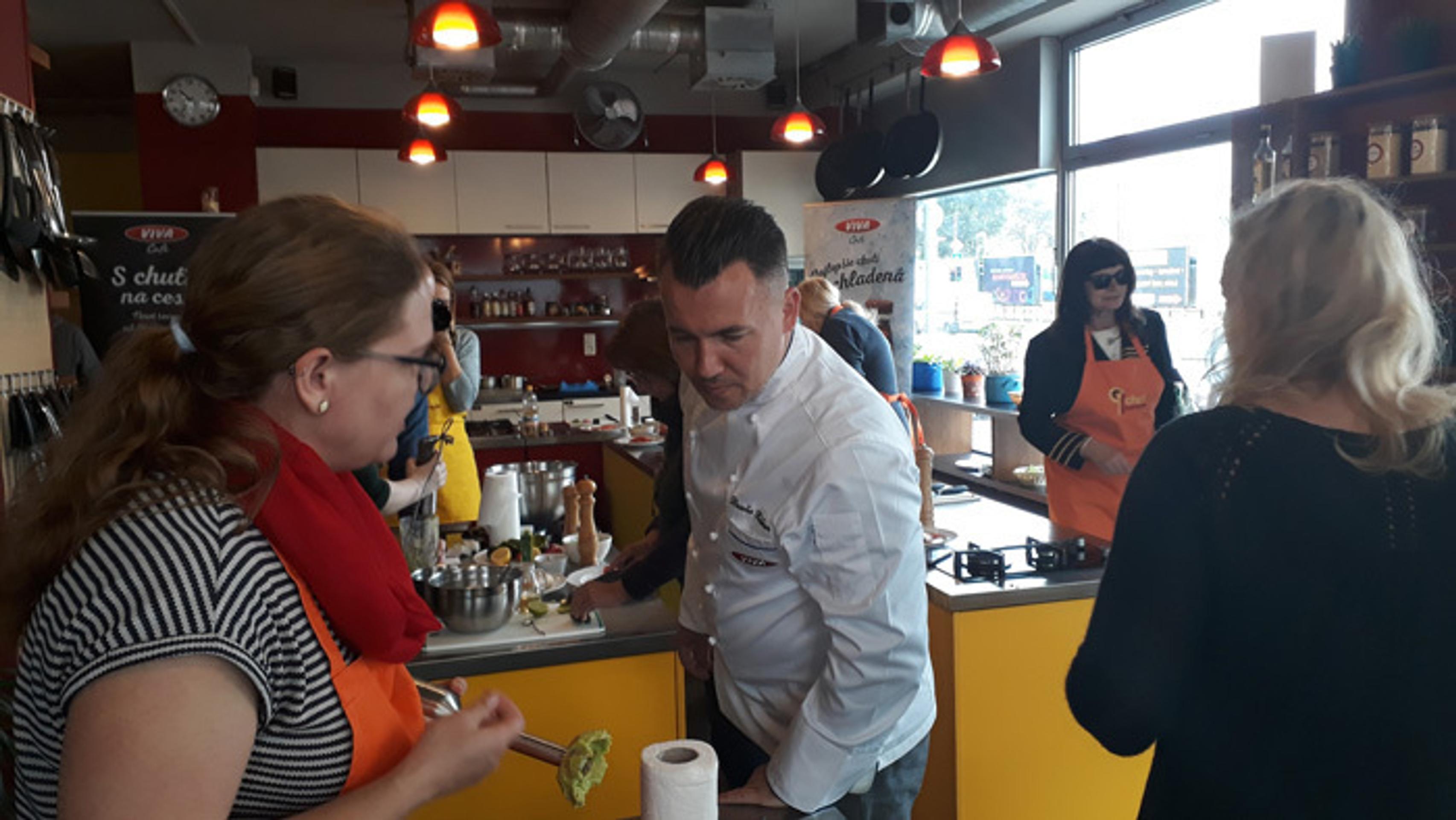 Fínski fanúšikovia oslavujú zisk majstrovského titulu v hokeji 26. mája 2019 v Helsinkách.