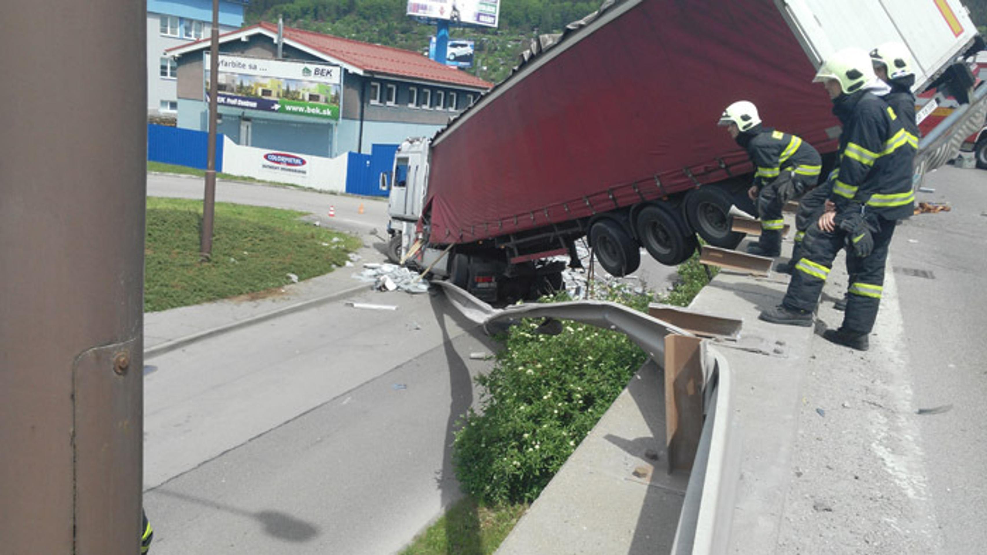 Na mieste zasahujú hasiči aj s ťažkou technikou.