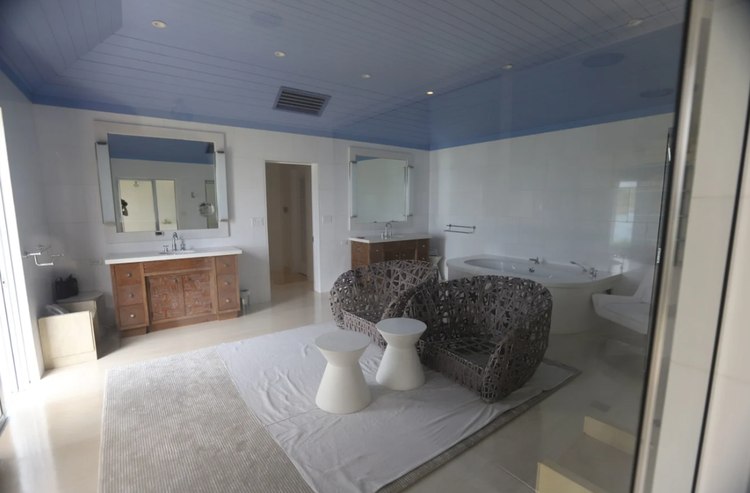 Demokrati z výboru pre dohľad v Snemovni reprezentantov zverejnili zábery z Epsteinovho súkromného karibského ostrova. Časti niektorých fotografií boli pred zverejnením začiernené.